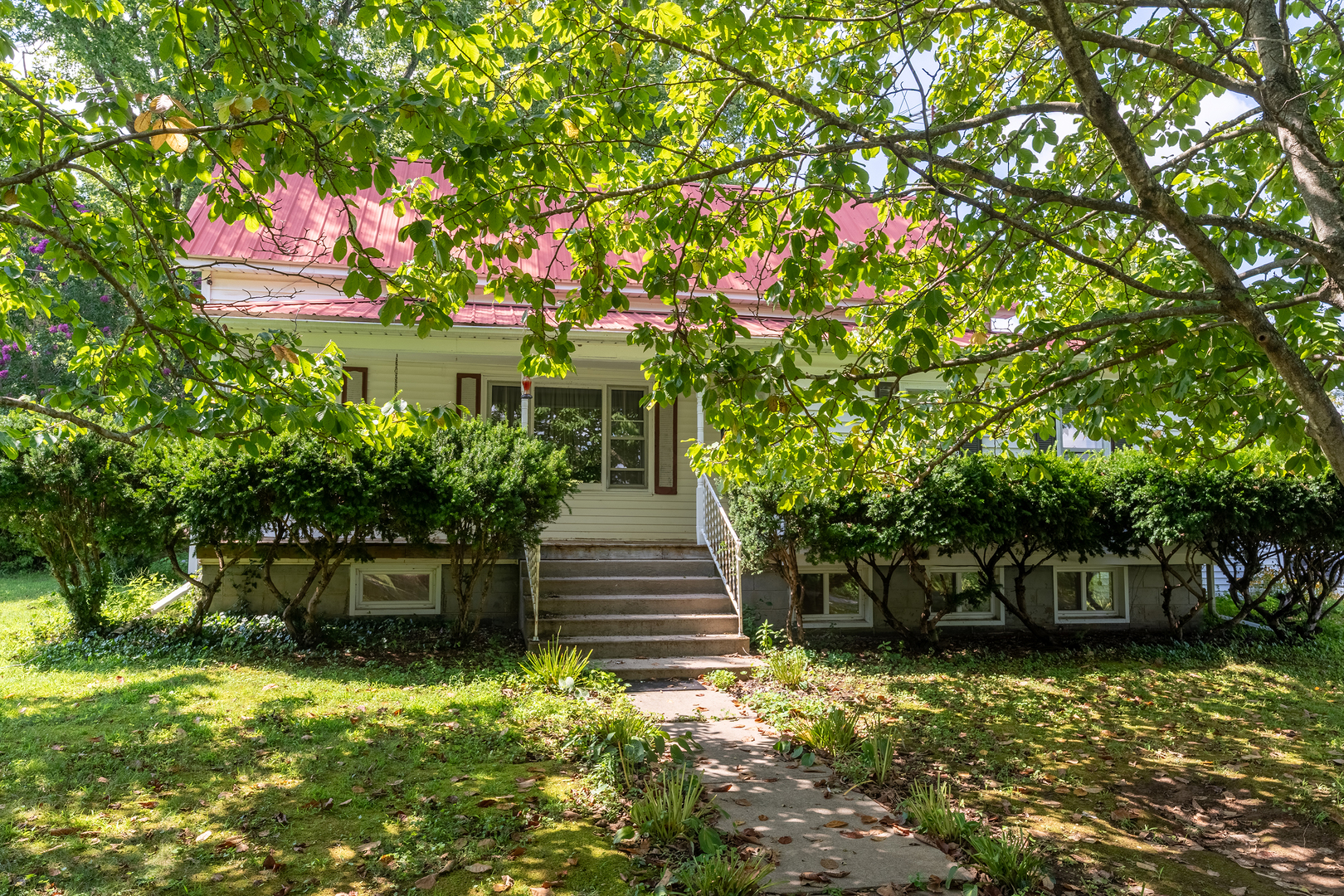 200 Crestview Drive Property Photo 3