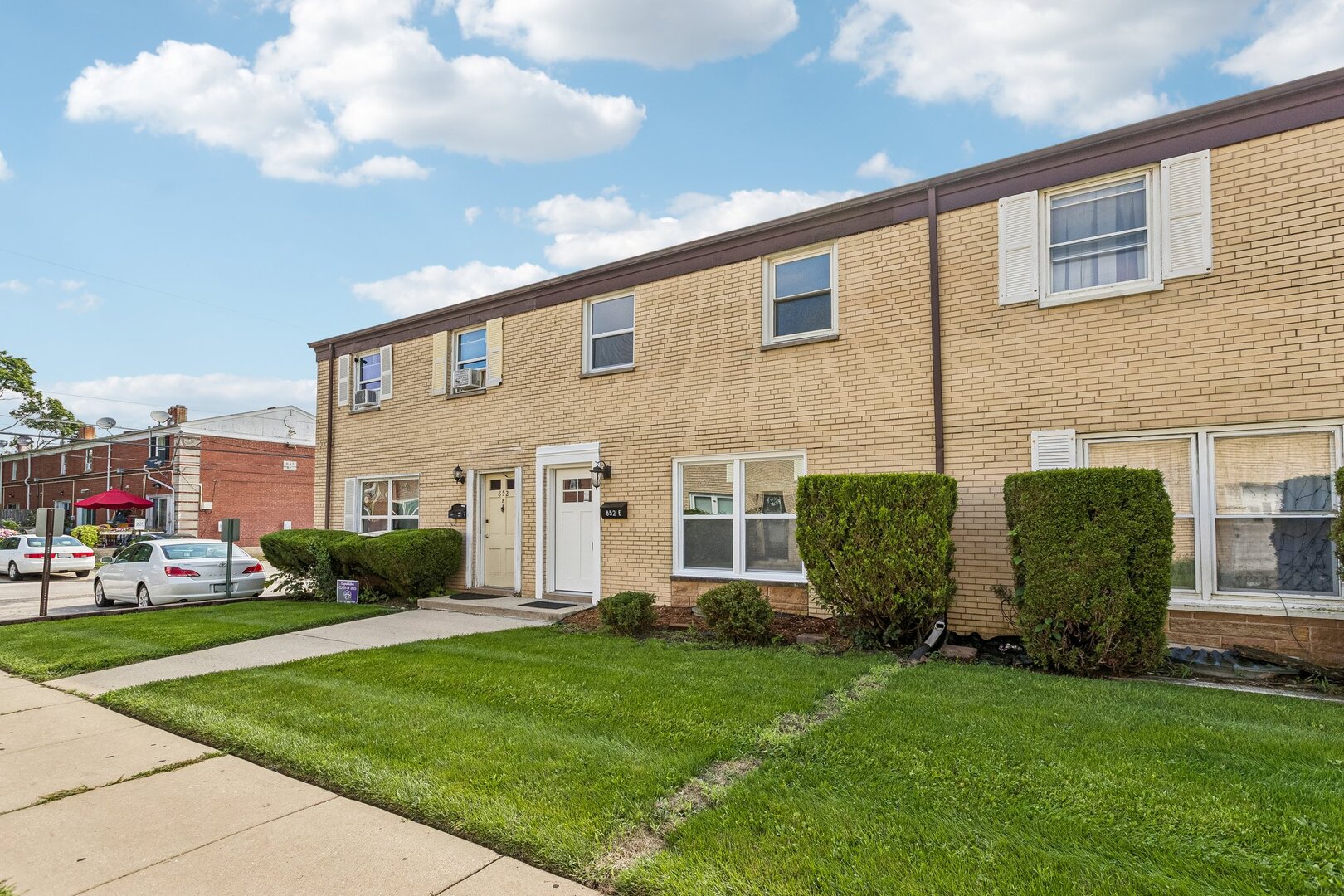 852 Colonial Drive E Property Photo 3