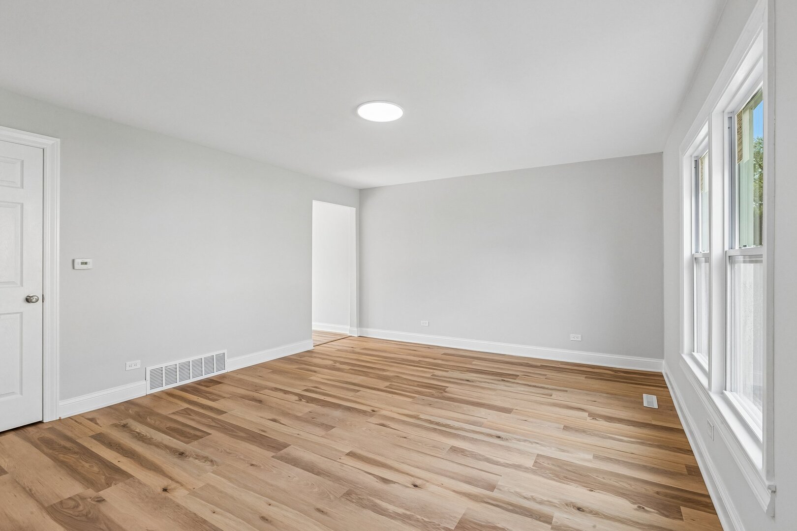 852 Colonial Drive E Property Photo 4