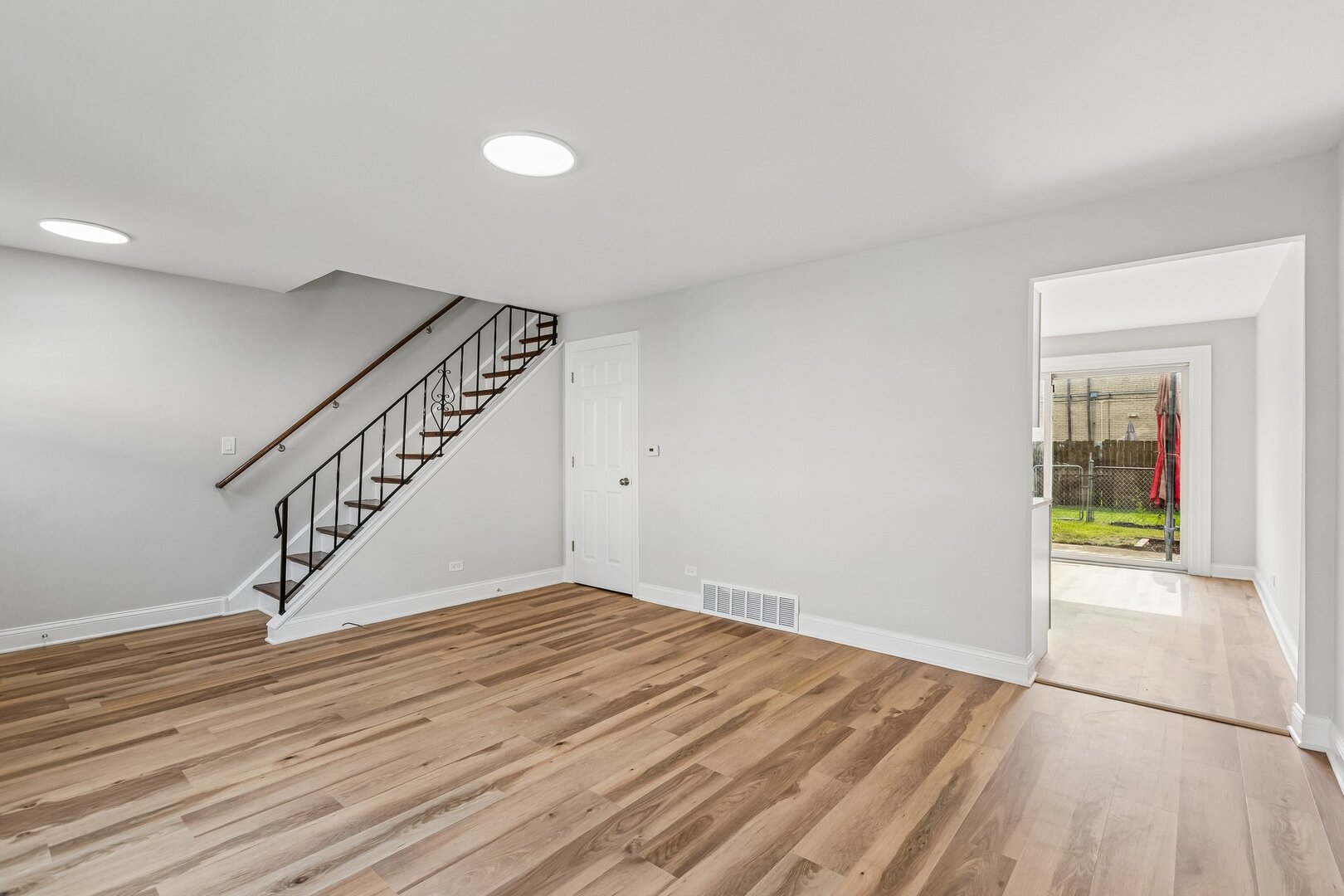 852 Colonial Drive E Property Photo 5