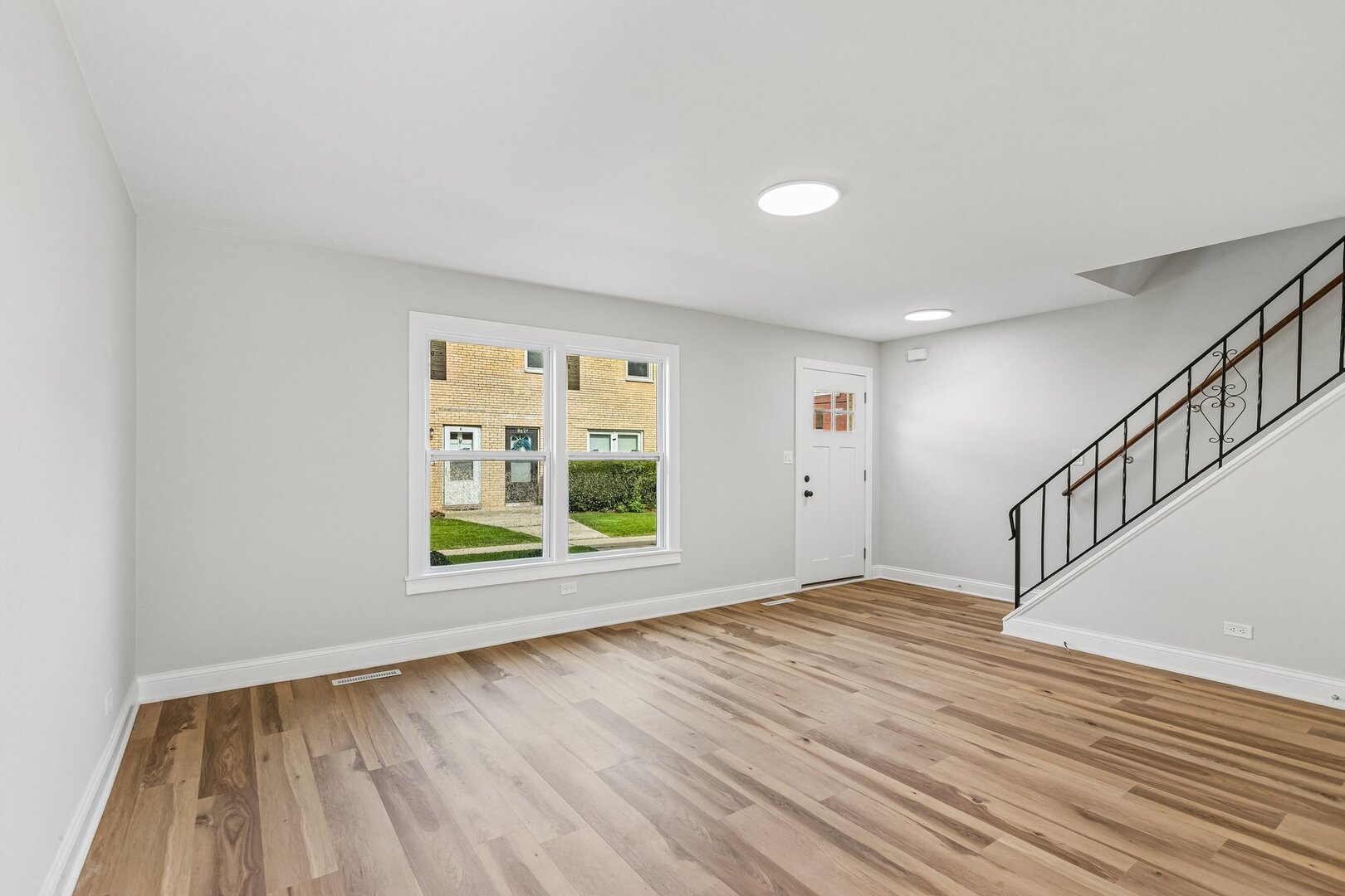 852 Colonial Drive E Property Photo 6