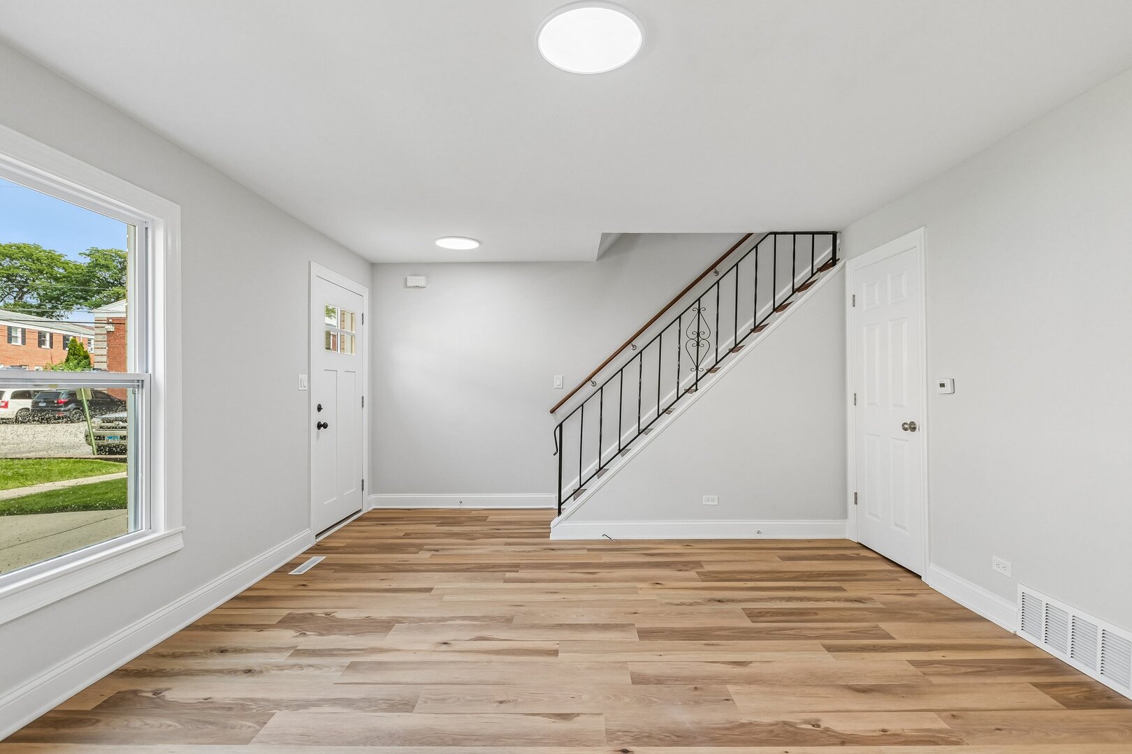852 Colonial Drive E Property Photo 7