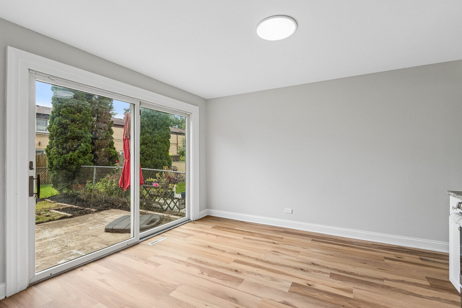 852 Colonial Drive E Property Photo 8