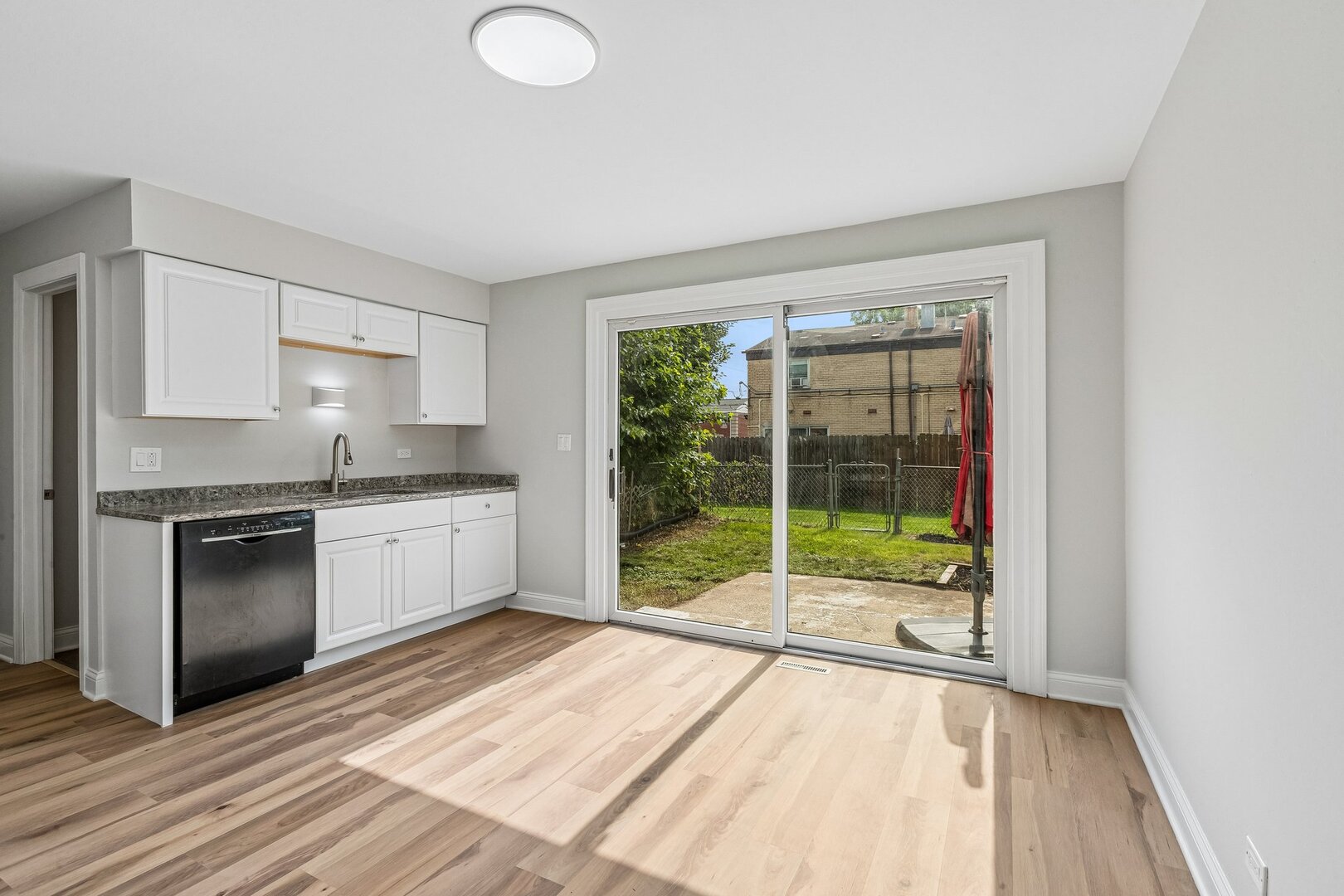 852 Colonial Drive E Property Photo 9