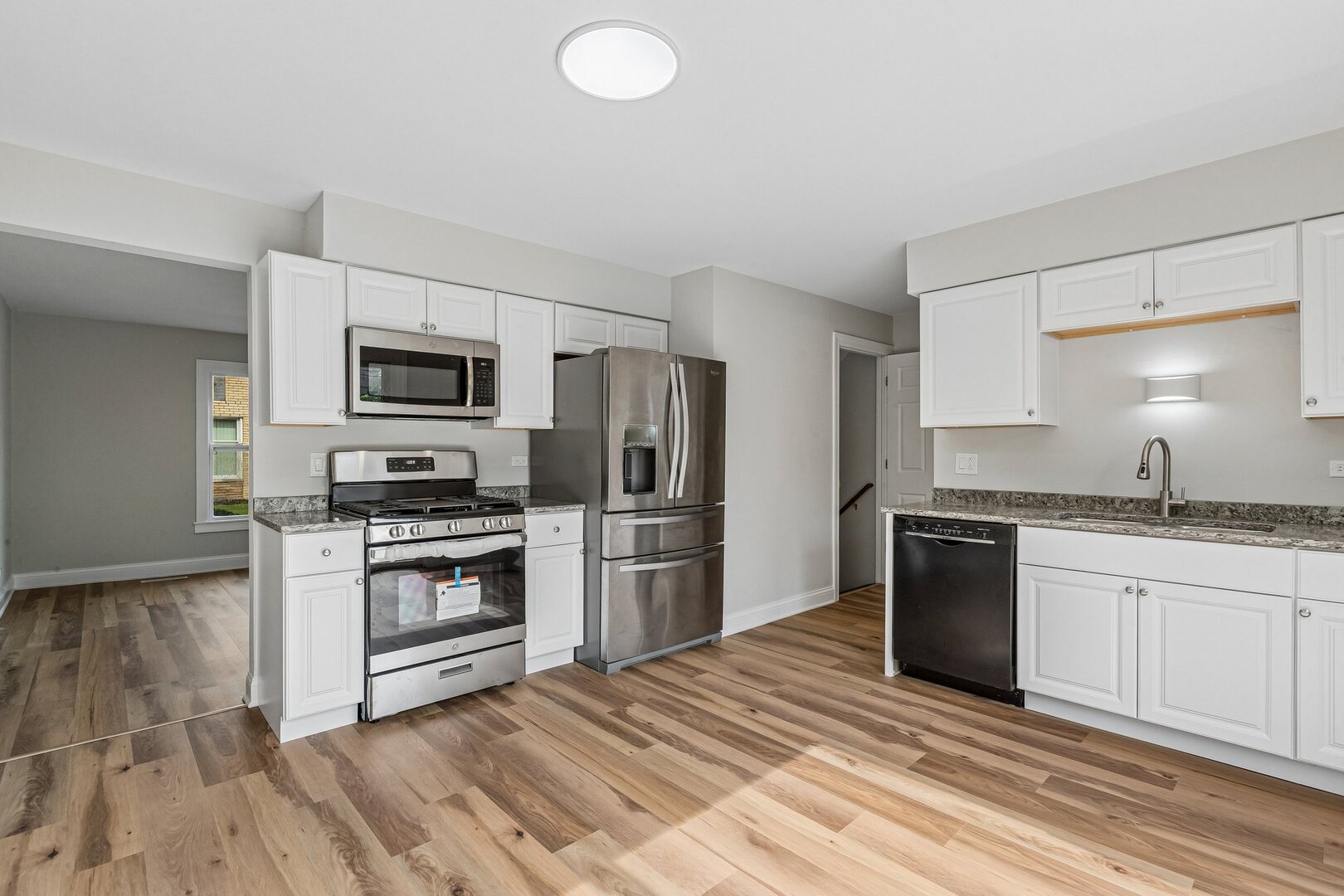 852 Colonial Drive E Property Photo 10
