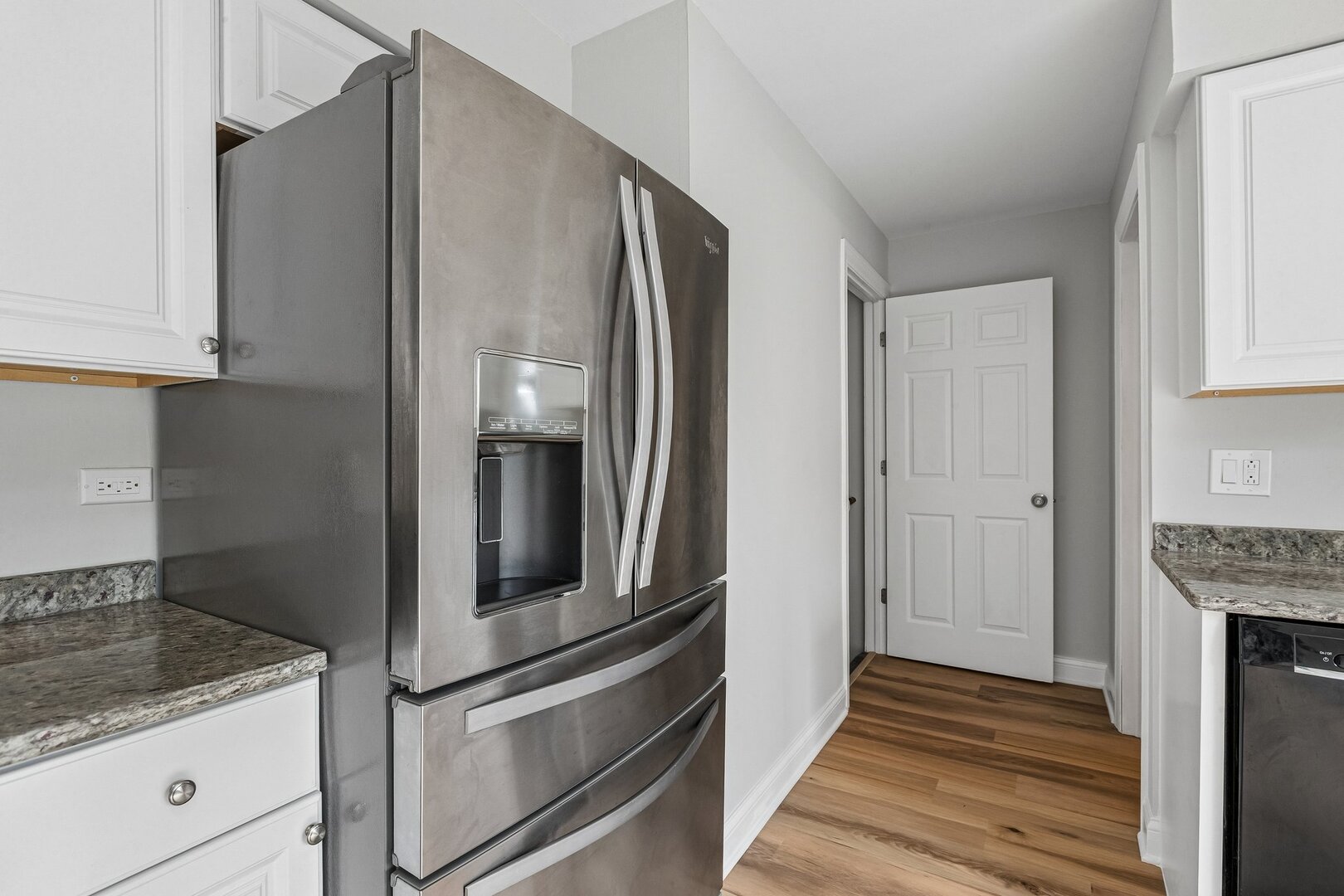 852 Colonial Drive E Property Photo 13