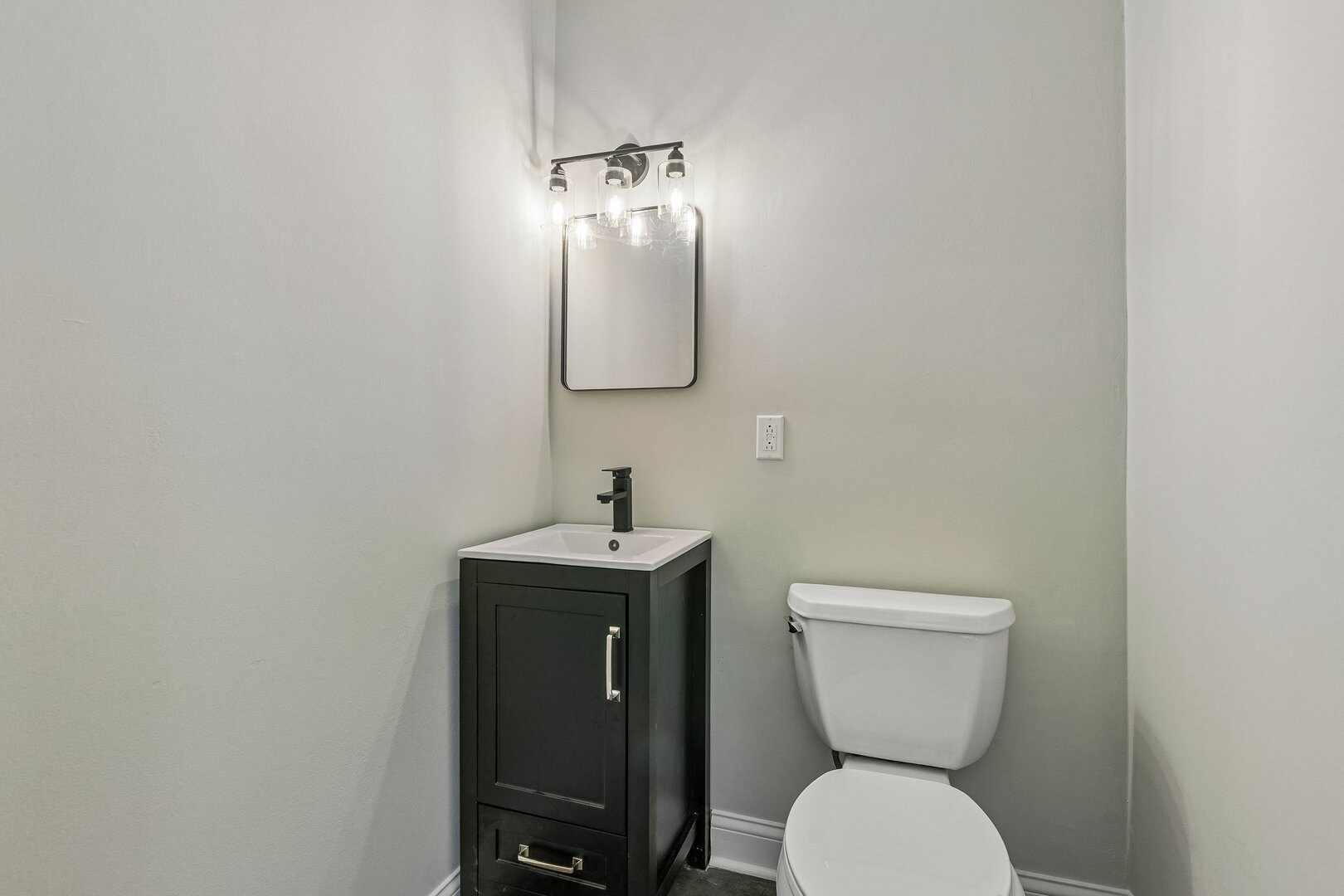 852 Colonial Drive E Property Photo 14