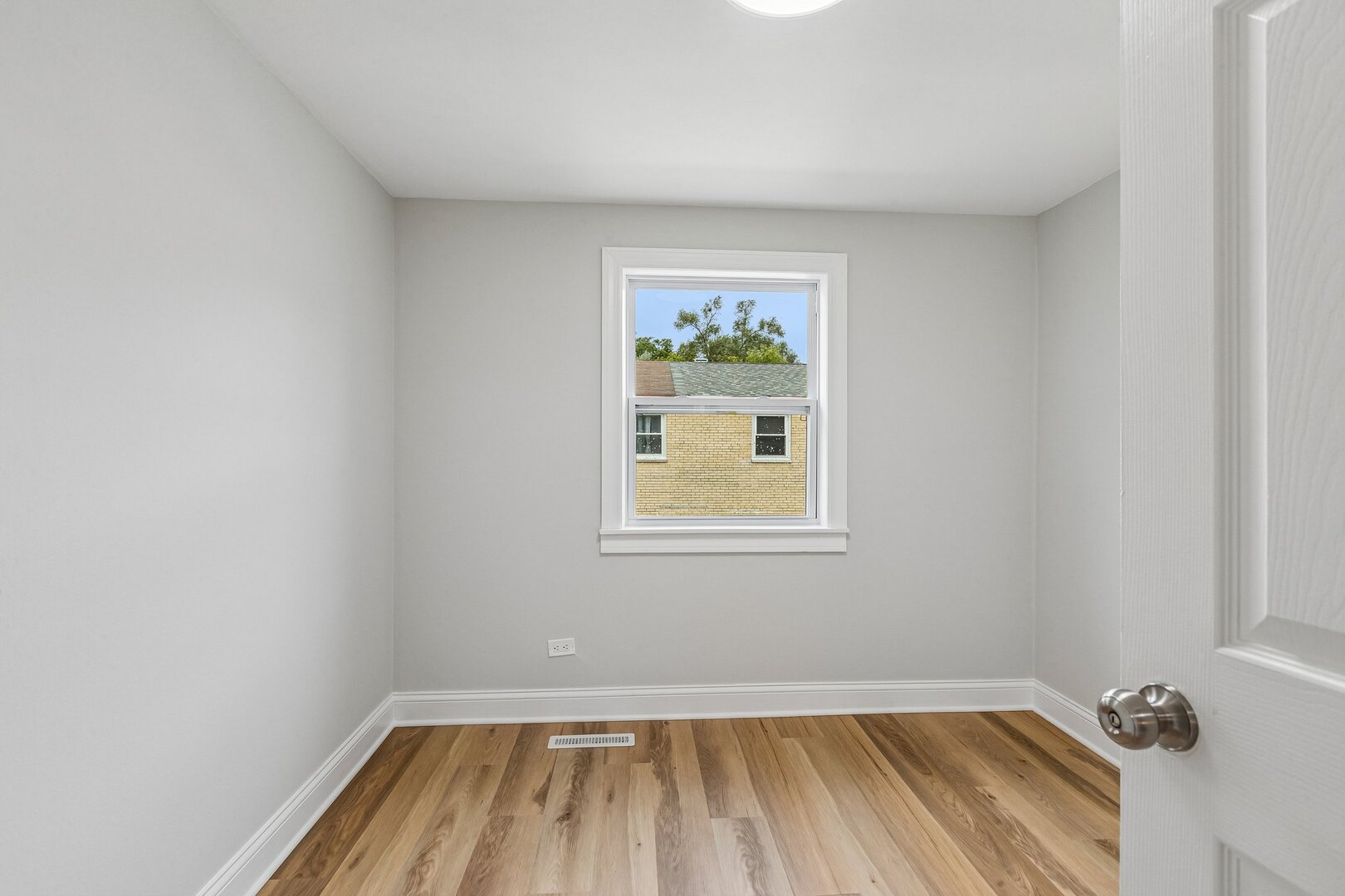 852 Colonial Drive E Property Photo 18