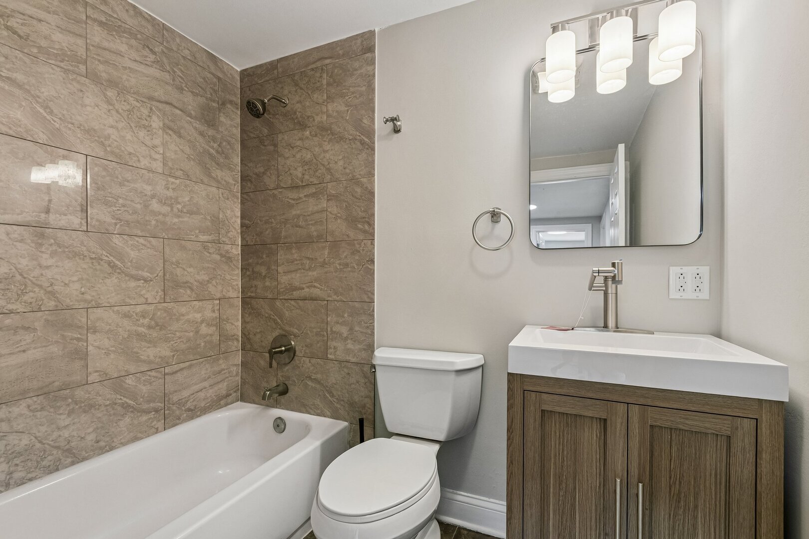 852 Colonial Drive E Property Photo 24
