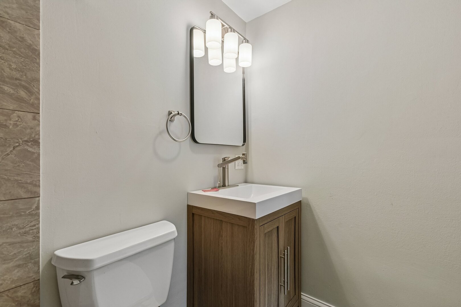 852 Colonial Drive E Property Photo 25