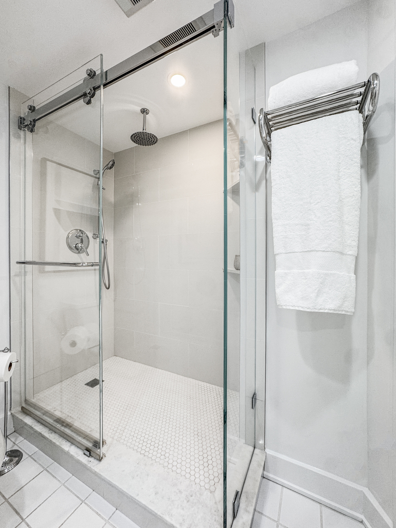 1515 N Astor Street 18b Property Photo 23