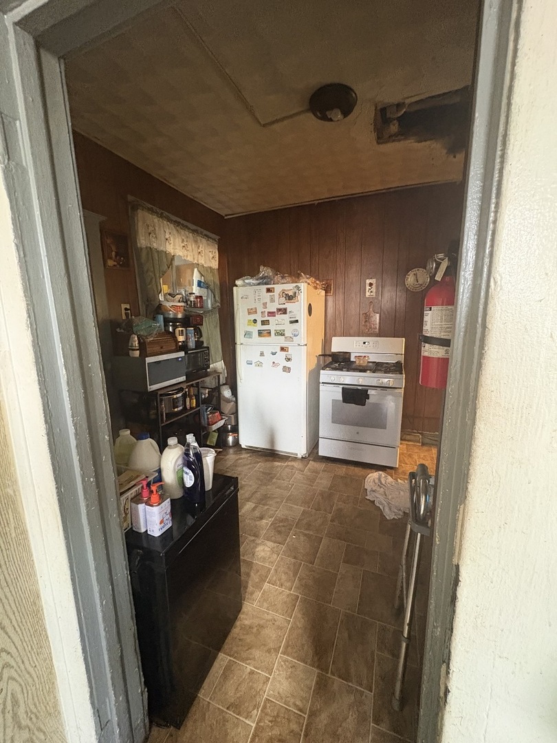 7158 S May Street Property Photo 5