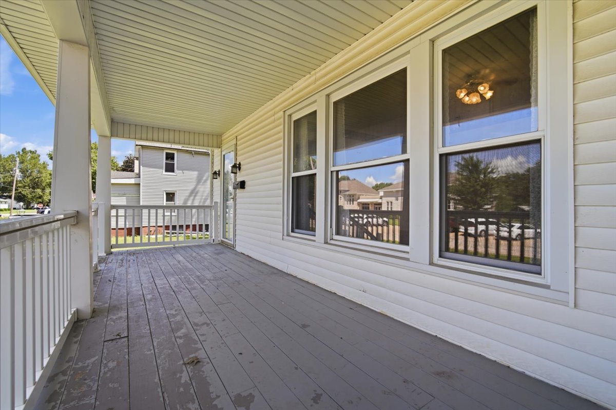 198 W First Street Property Photo 2