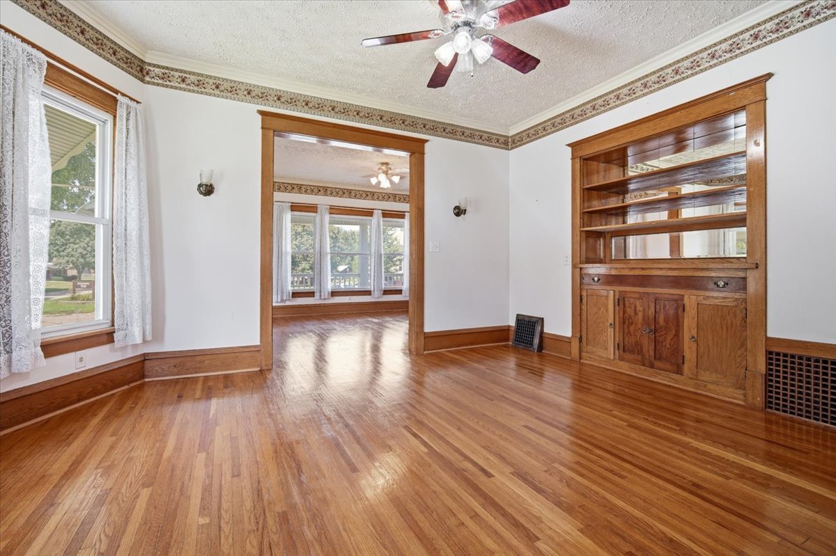 198 W First Street Property Photo 8