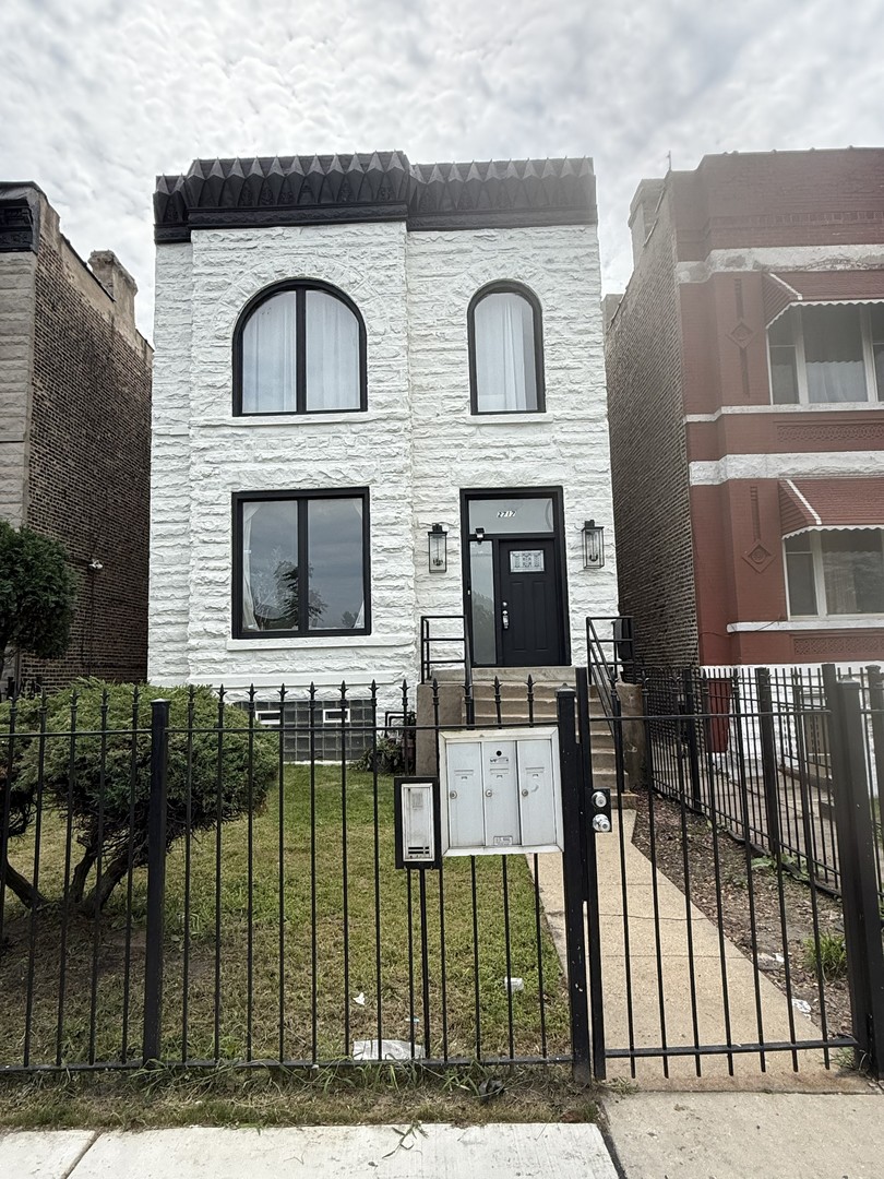 2717 W Congress Parkway 2 Property Photo 1