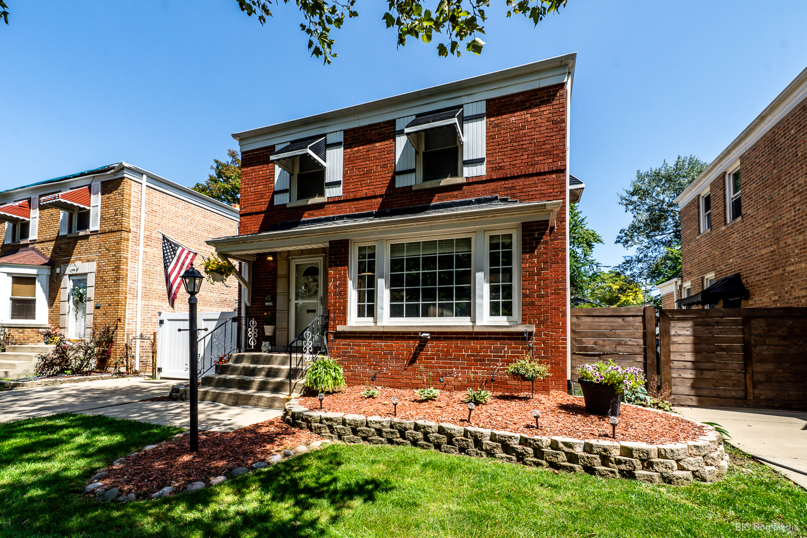 9905 S Maplewood Avenue Property Photo 2