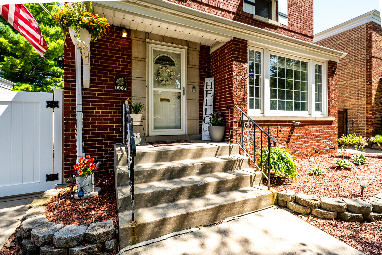9905 S Maplewood Avenue Property Photo 3