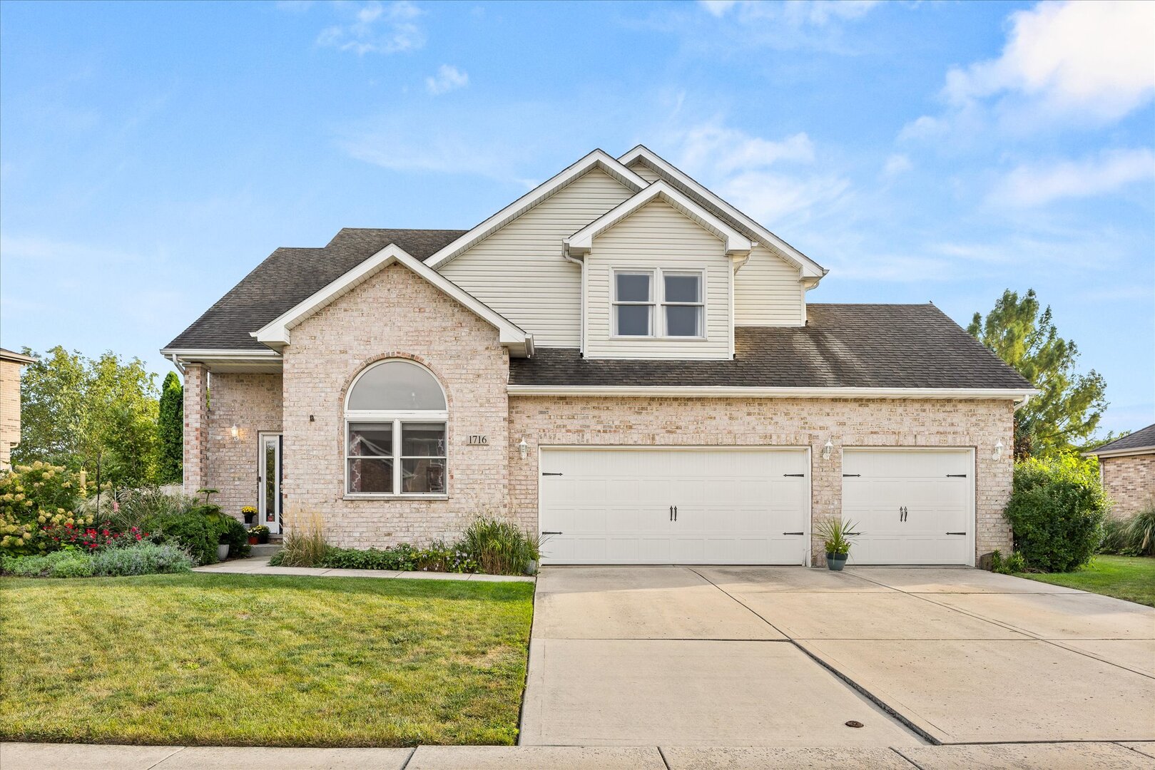 1716 Kingtree Drive Property Photo 1