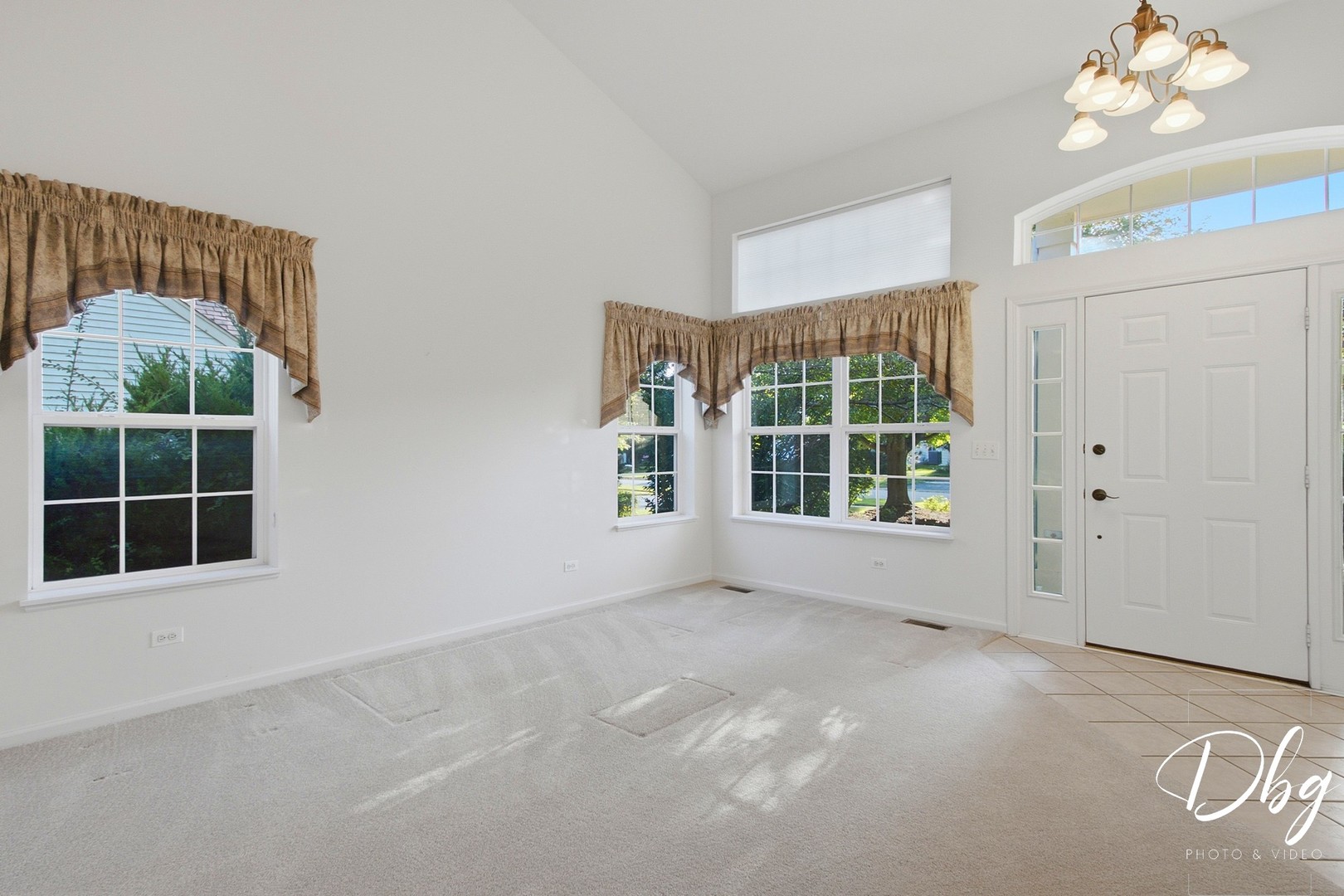 526 Middlebury Drive Property Photo 4