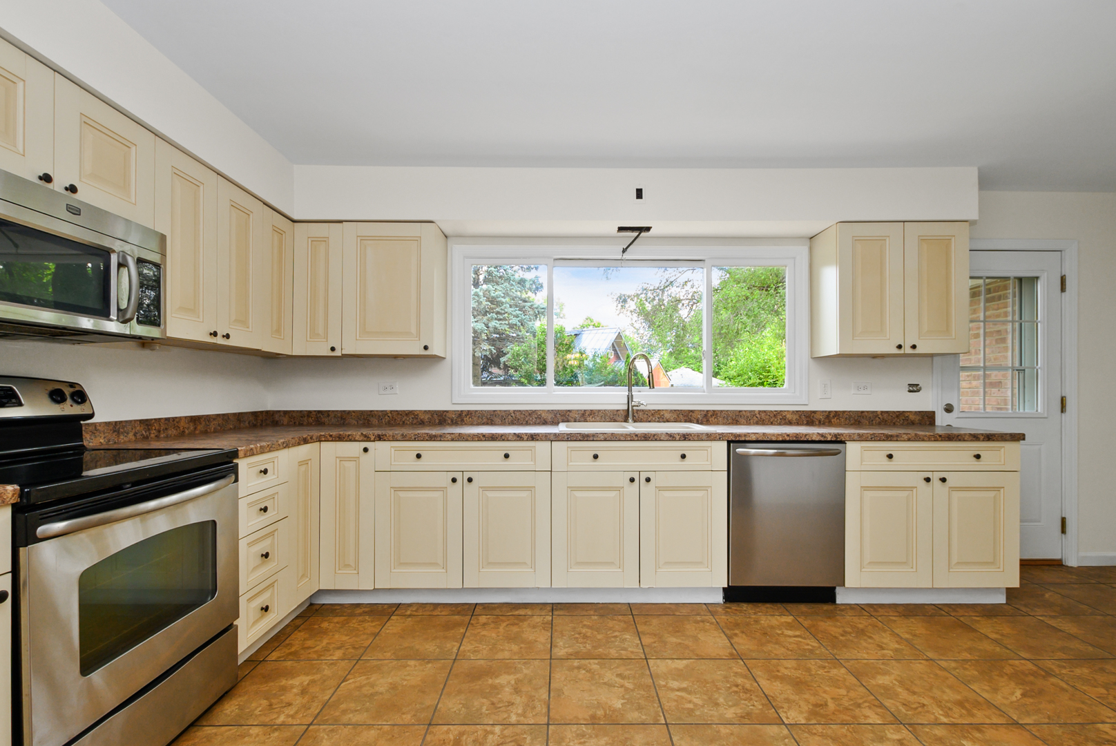 4915 Spring Road Property Photo 7