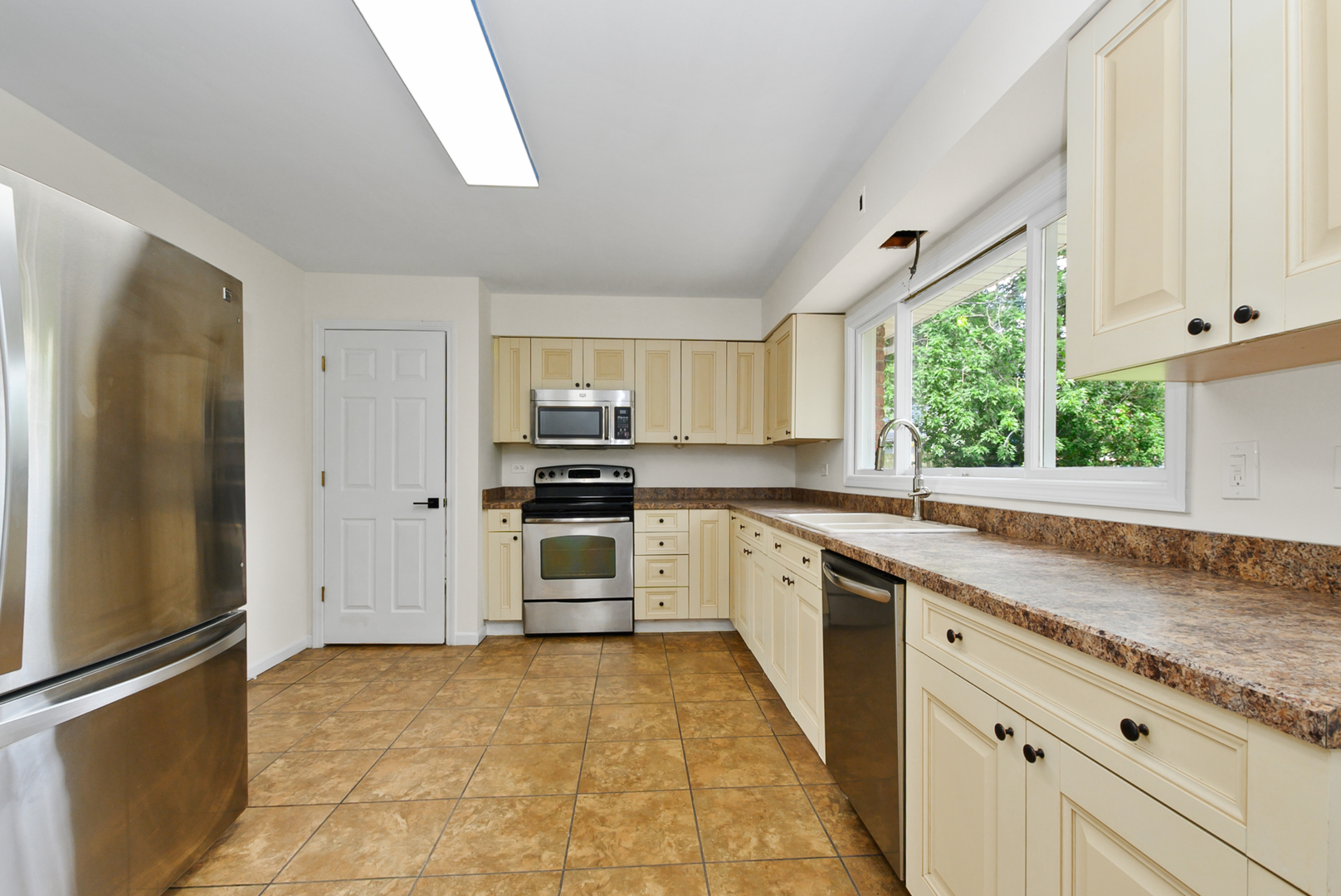 4915 Spring Road Property Photo 8