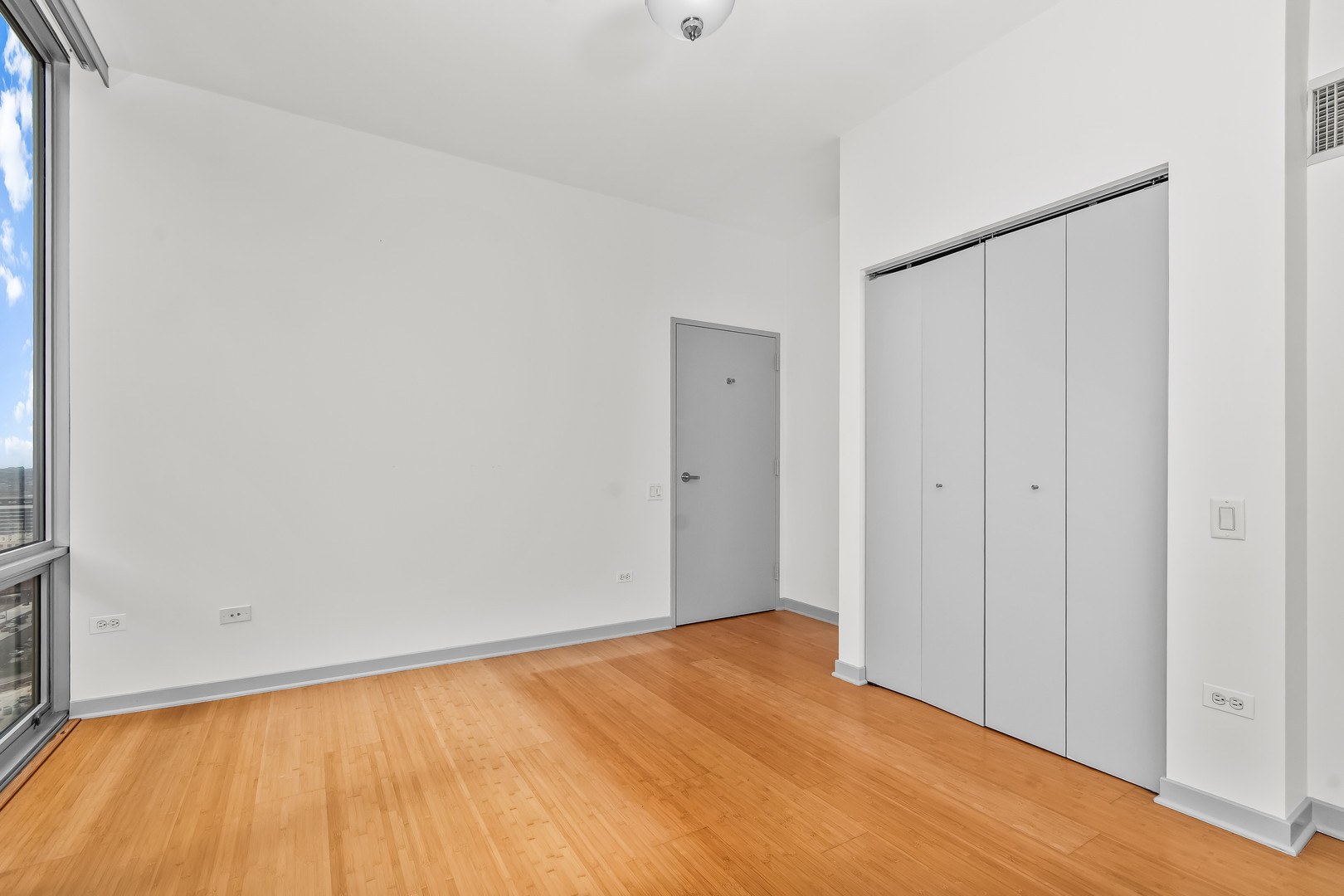 653 N Kingsbury Street 2307 Property Photo 11