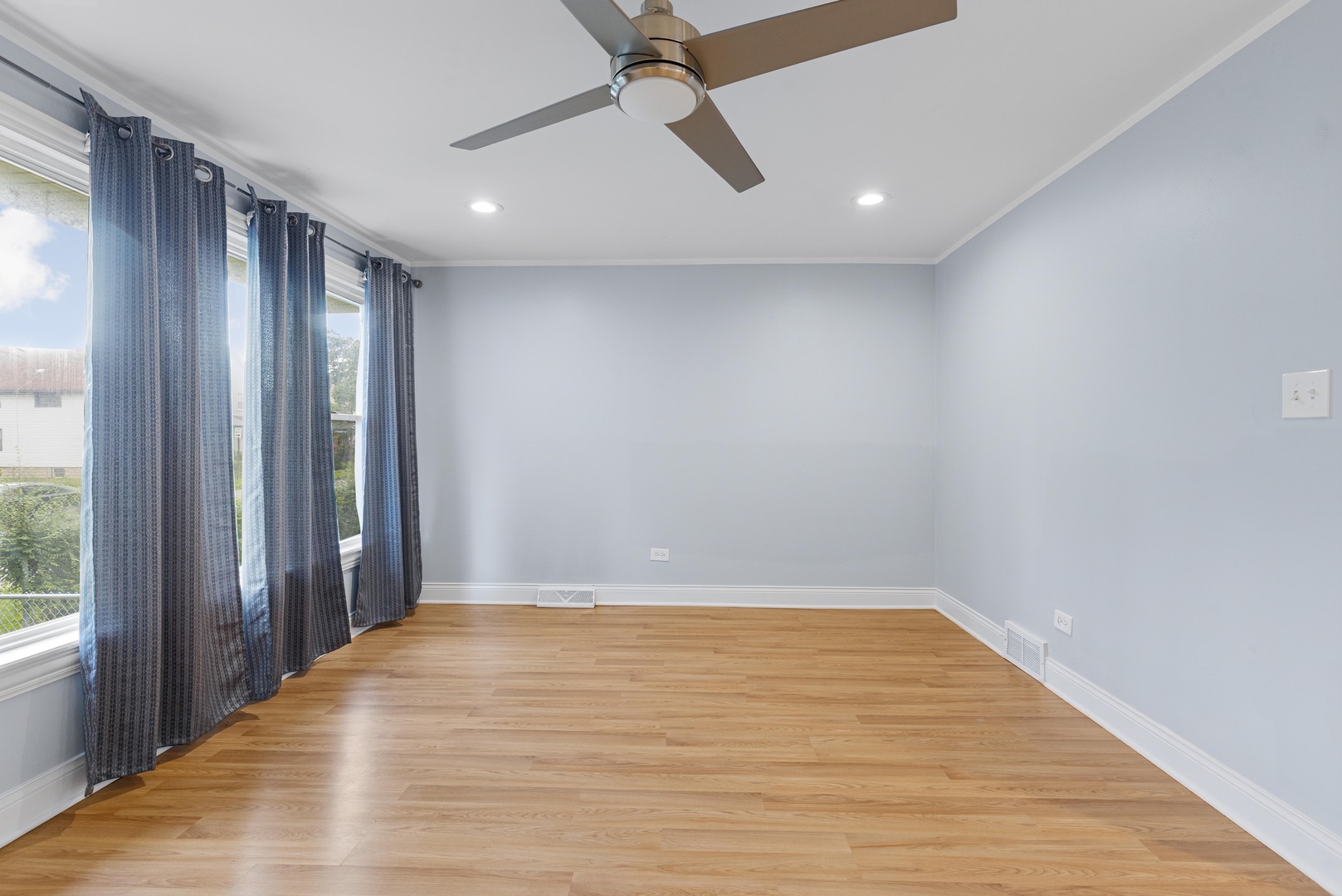 1402 E 76th Street Property Photo 3
