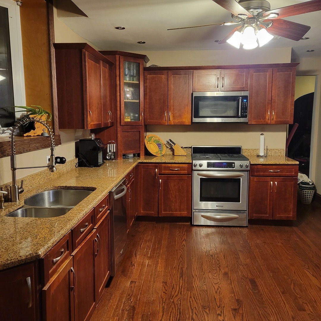 7230 S Luella Avenue Property Photo 3