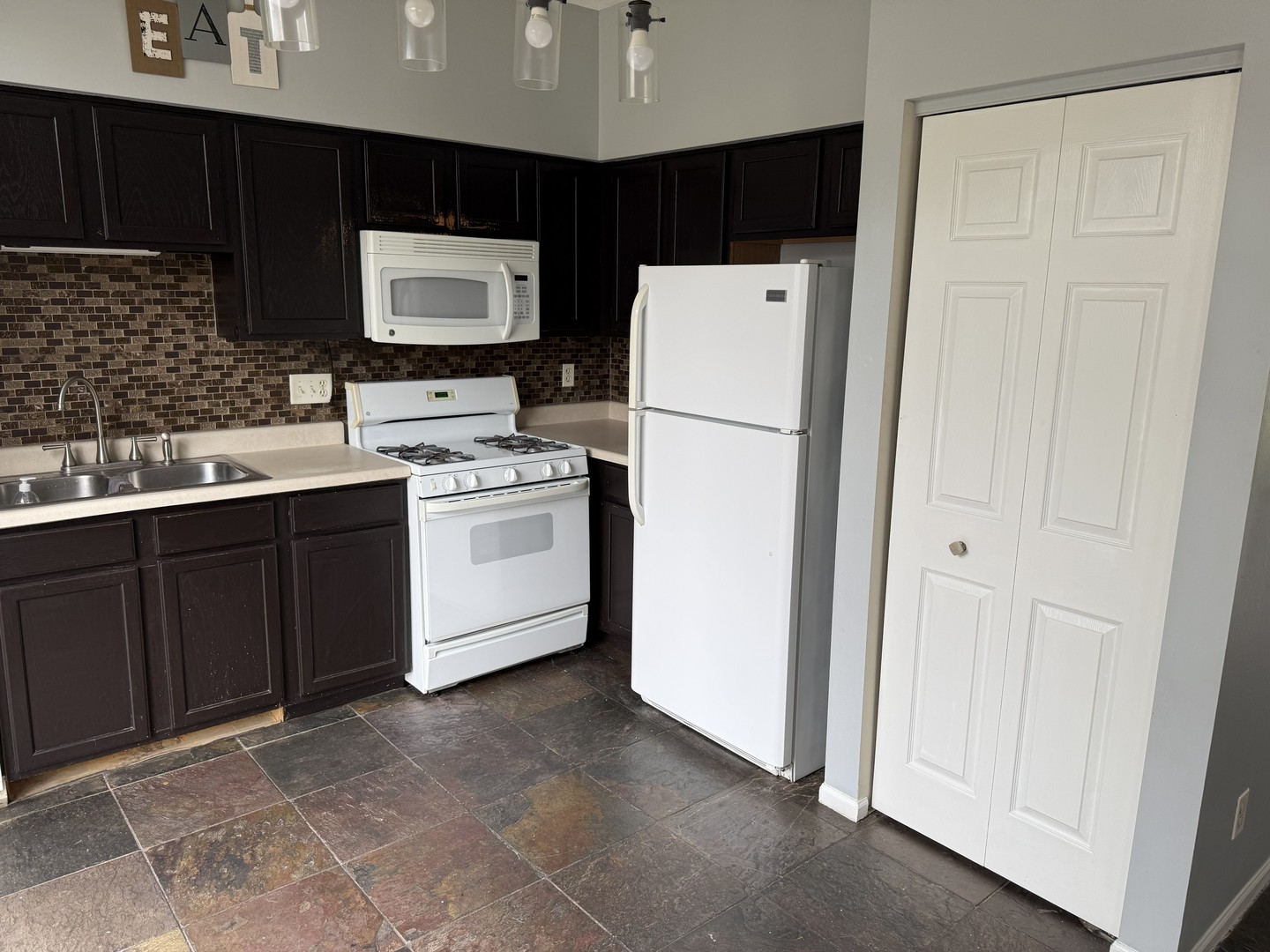 384 Reston Circle Property Photo 6