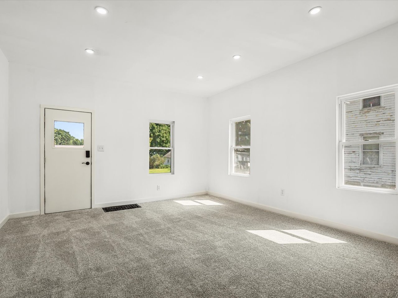 655 W Clark Street Property Photo 7