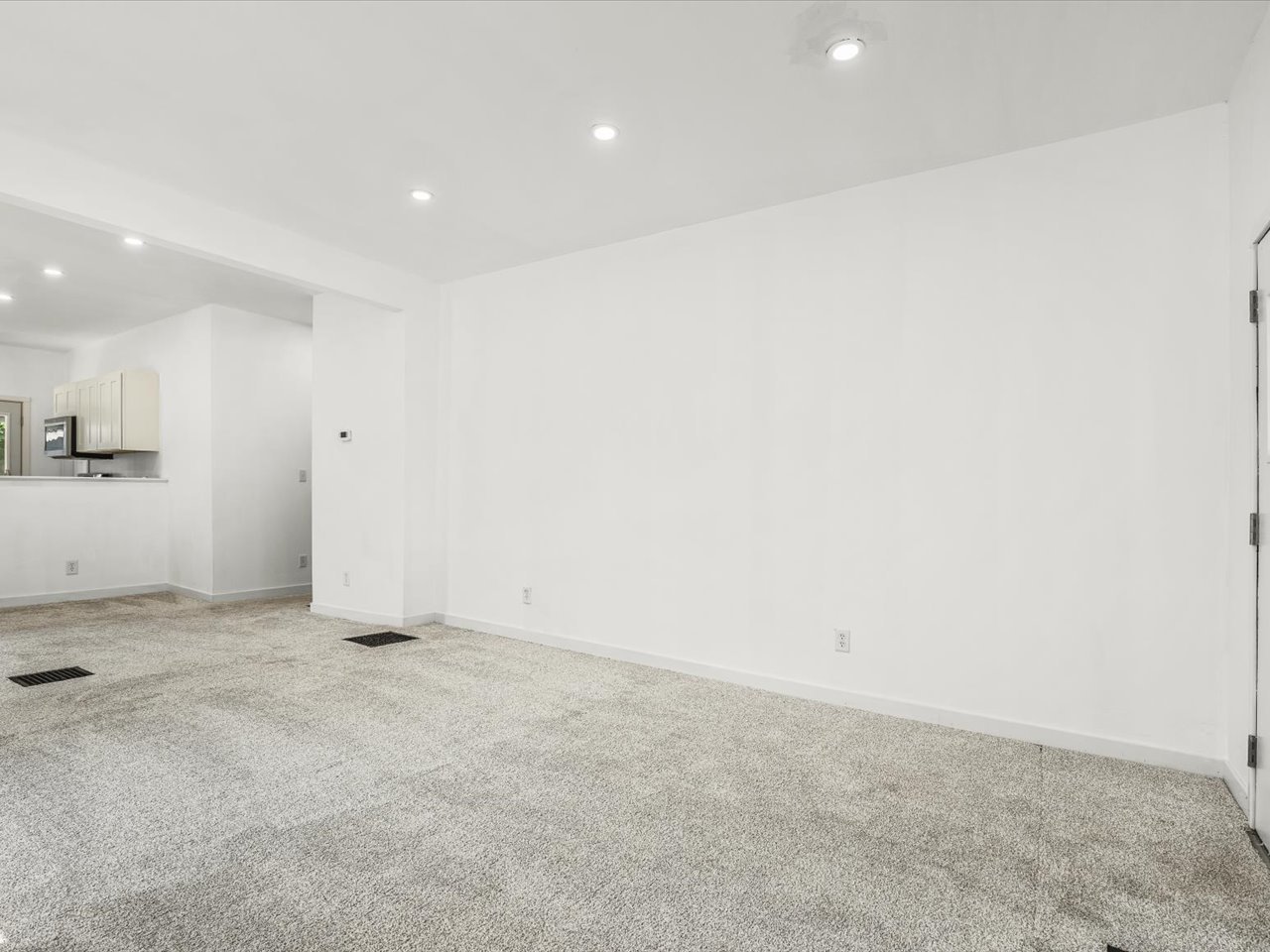 655 W Clark Street Property Photo 8