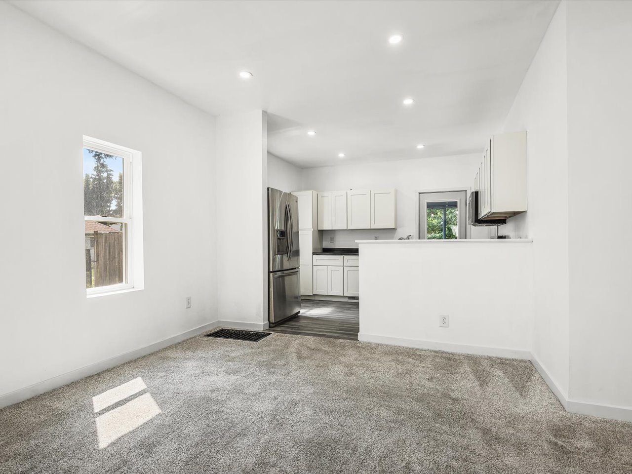 655 W Clark Street Property Photo 10