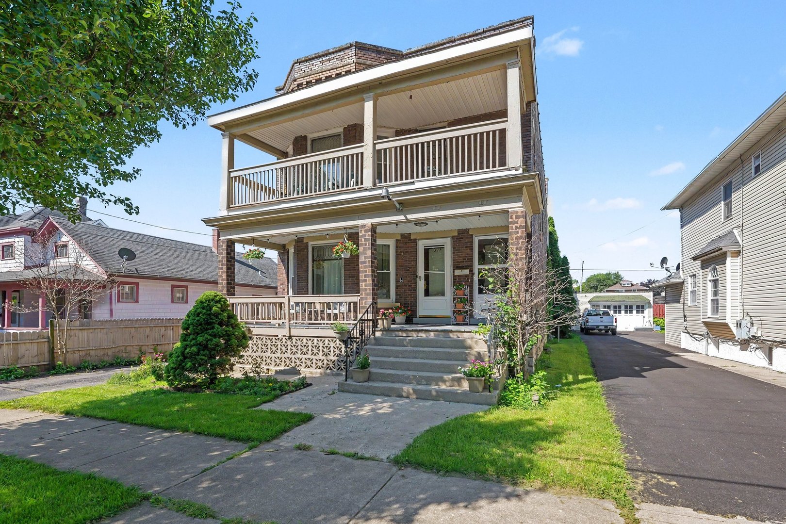 211 Casseday Avenue Property Photo 1