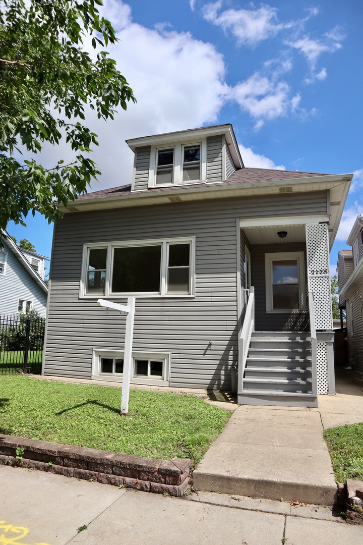 2125 N Mulligan Avenue Property Photo 2