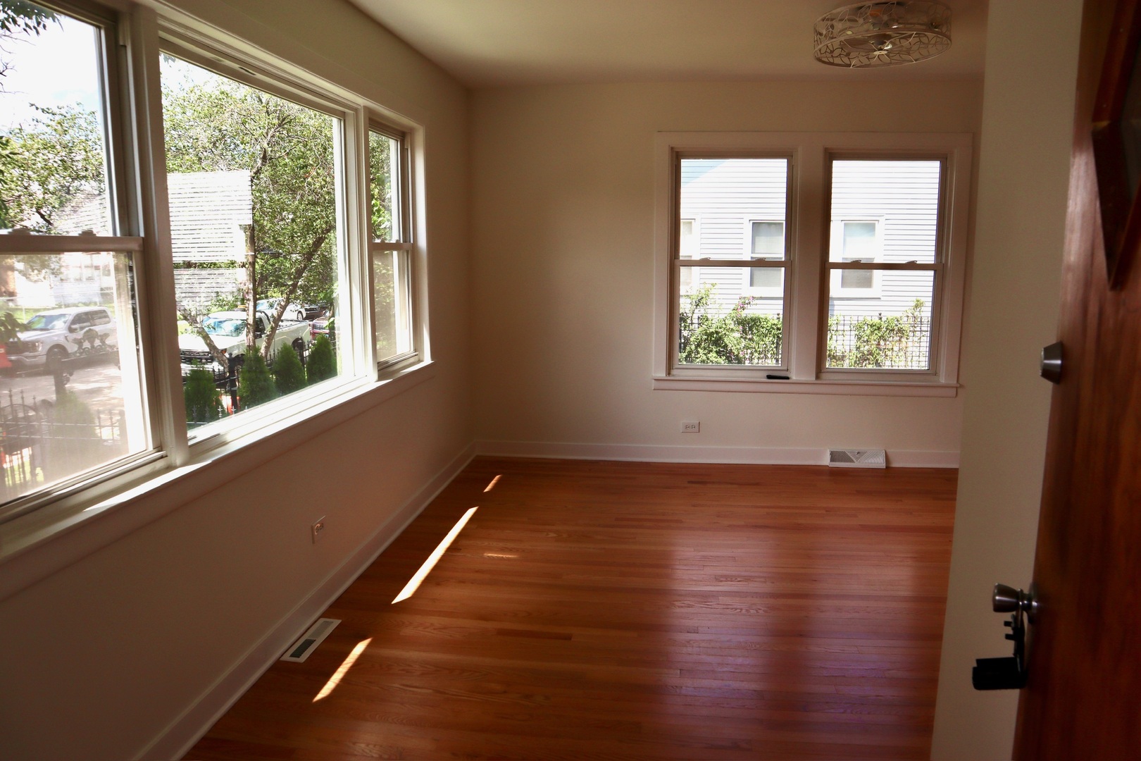 2125 N Mulligan Avenue Property Photo 5