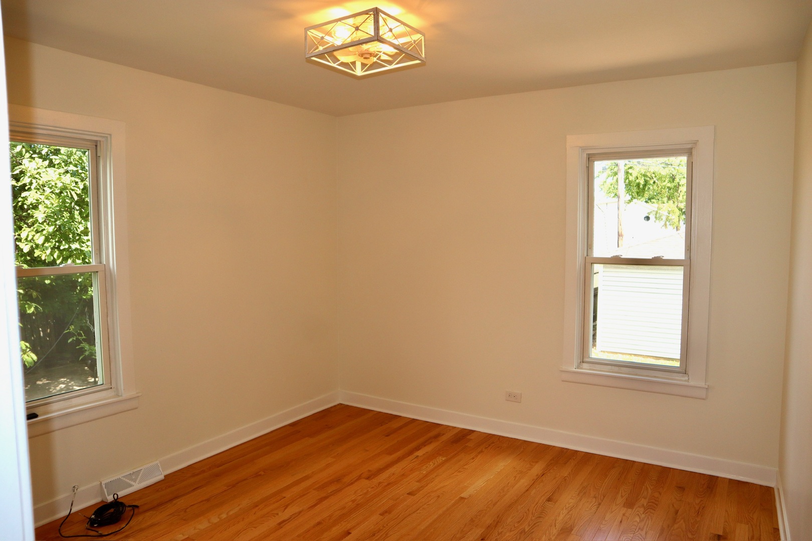 2125 N Mulligan Avenue Property Photo 9
