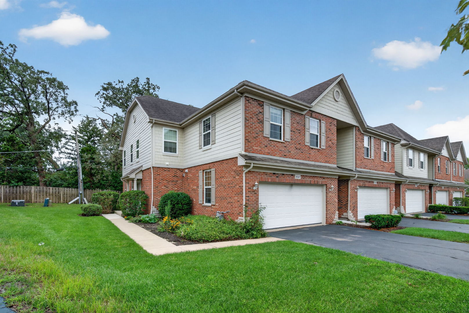 10s447 Carrington Circle Property Photo 1