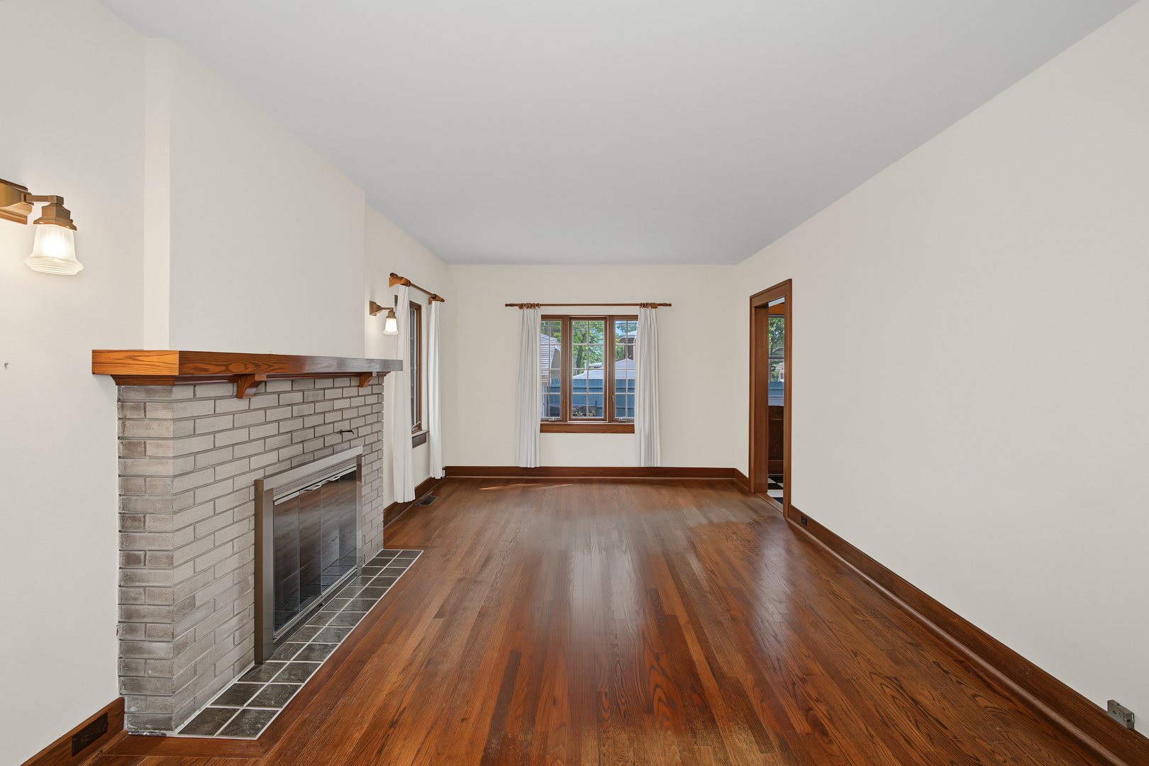 703 Arlington Court Property Photo 4