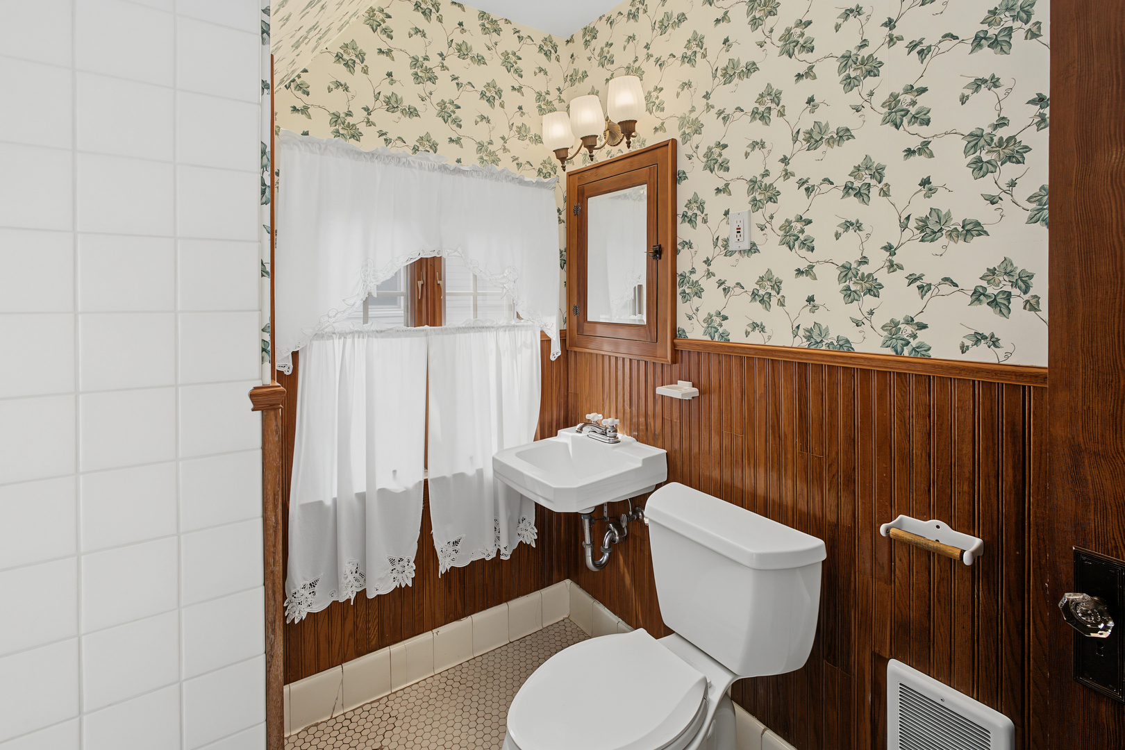 703 Arlington Court Property Photo 27
