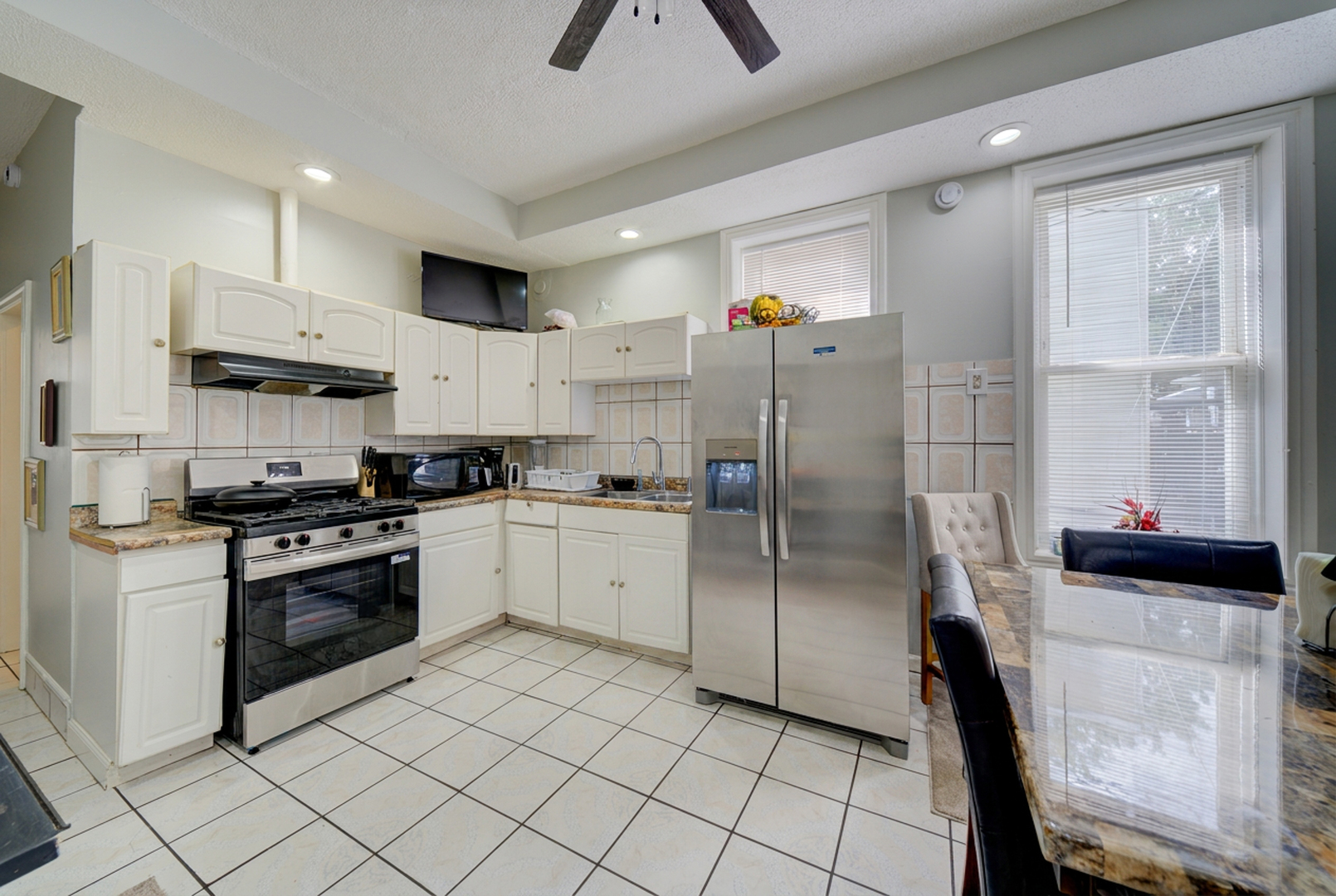 2242 S Saint Louis Avenue Property Photo 9