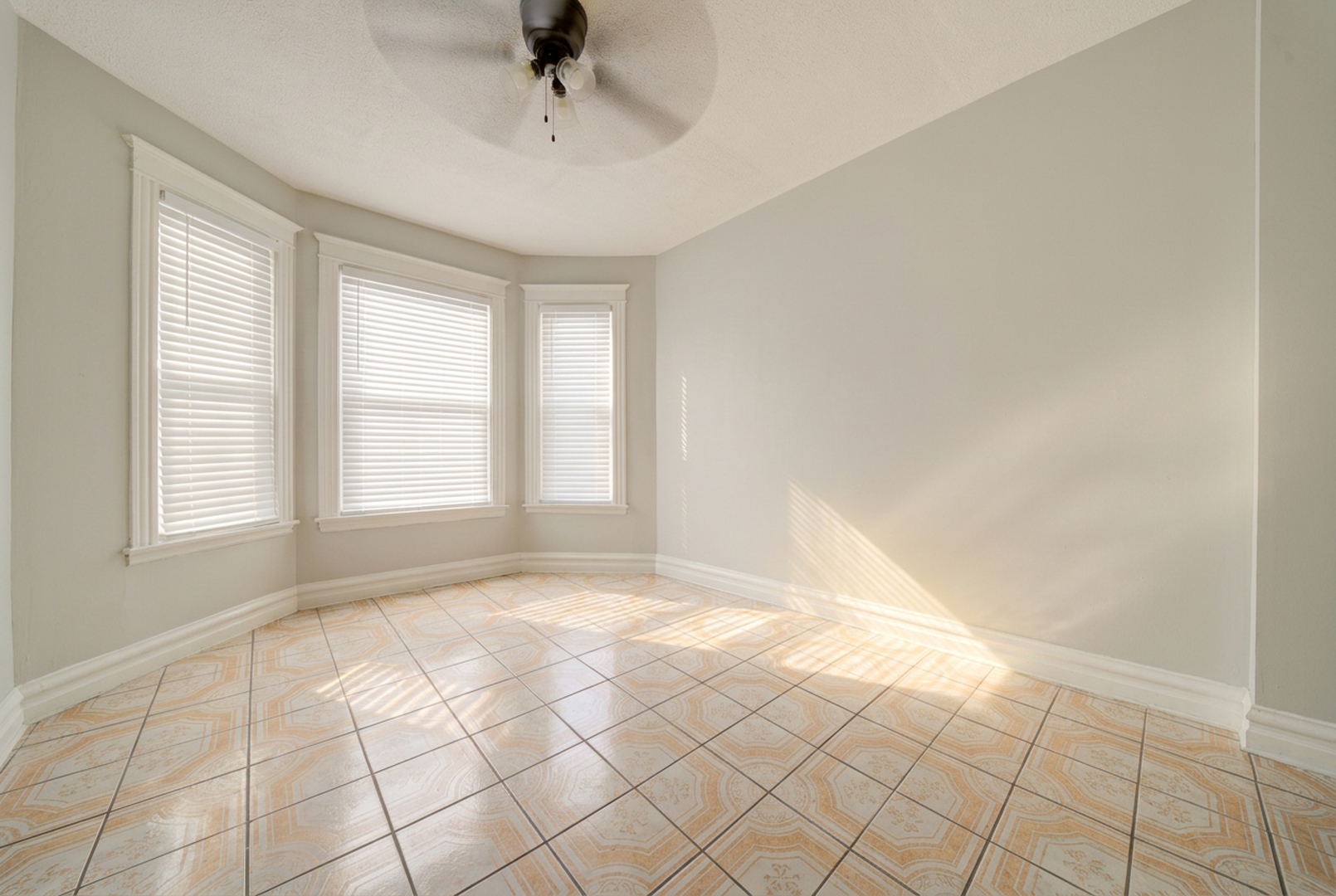 2242 S Saint Louis Avenue Property Photo 22