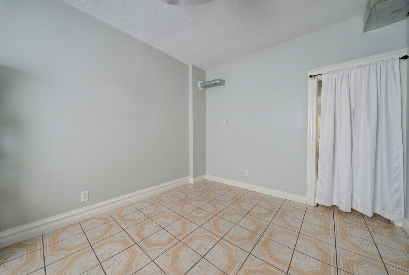 2242 S Saint Louis Avenue Property Photo 23