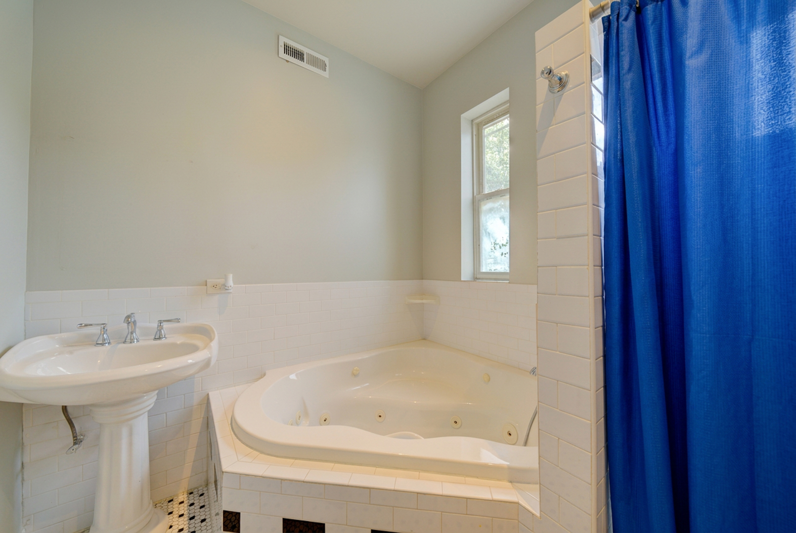 2242 S Saint Louis Avenue Property Photo 33