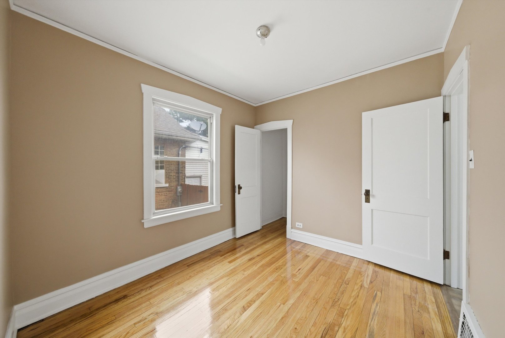 8533 S Rhodes Avenue Property Photo 8