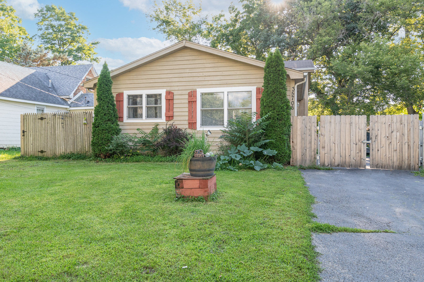35706 N Laurel Avenue Property Photo 1