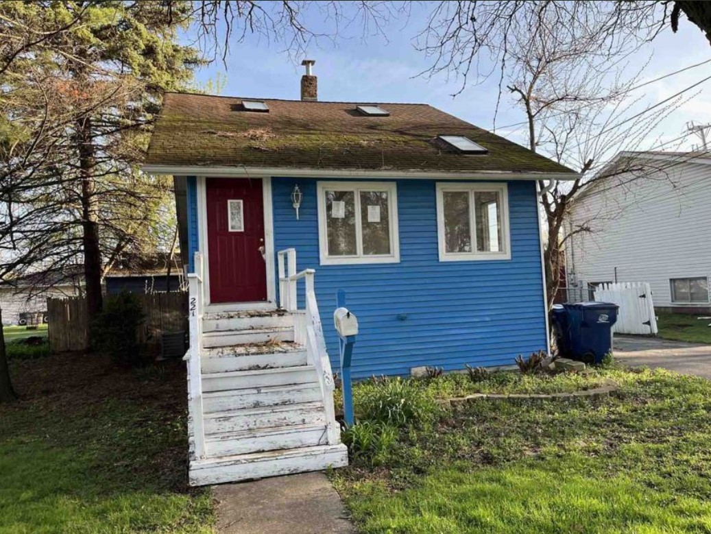 221 Riverside Court Property Photo 2