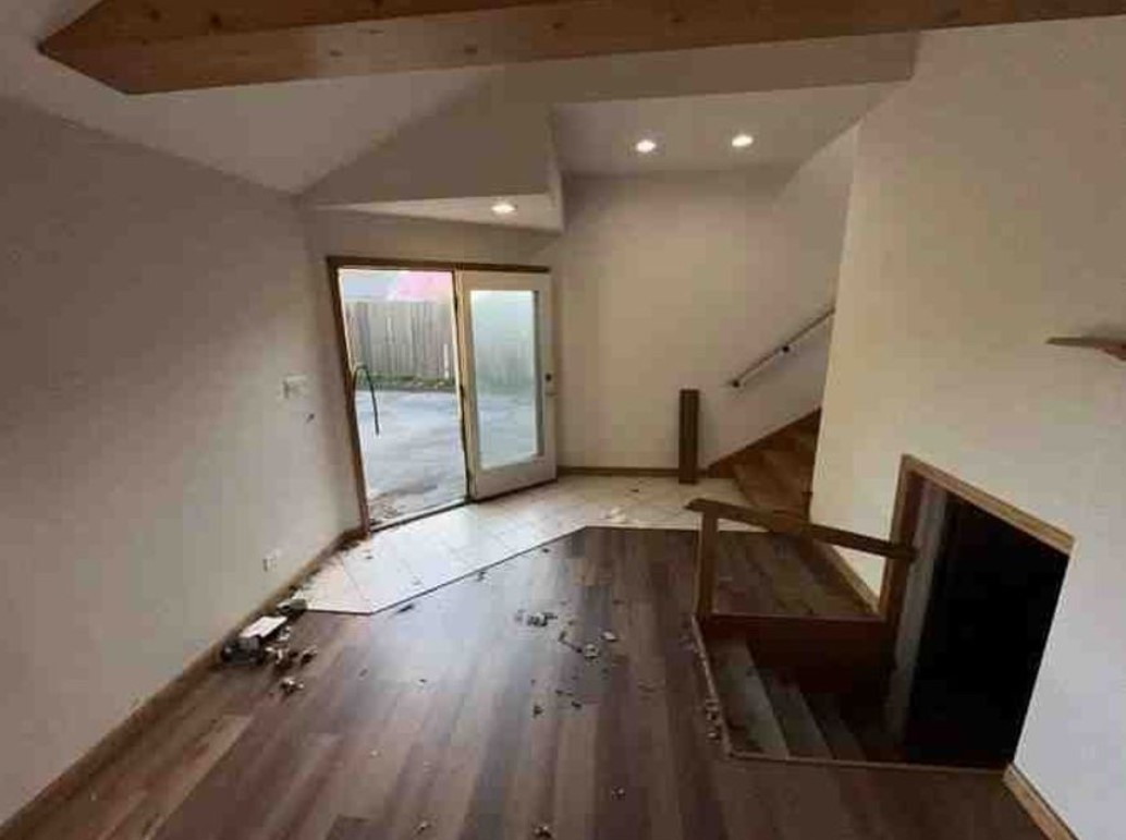 221 Riverside Court Property Photo 4