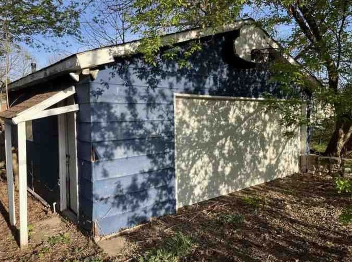 221 Riverside Court Property Photo 18