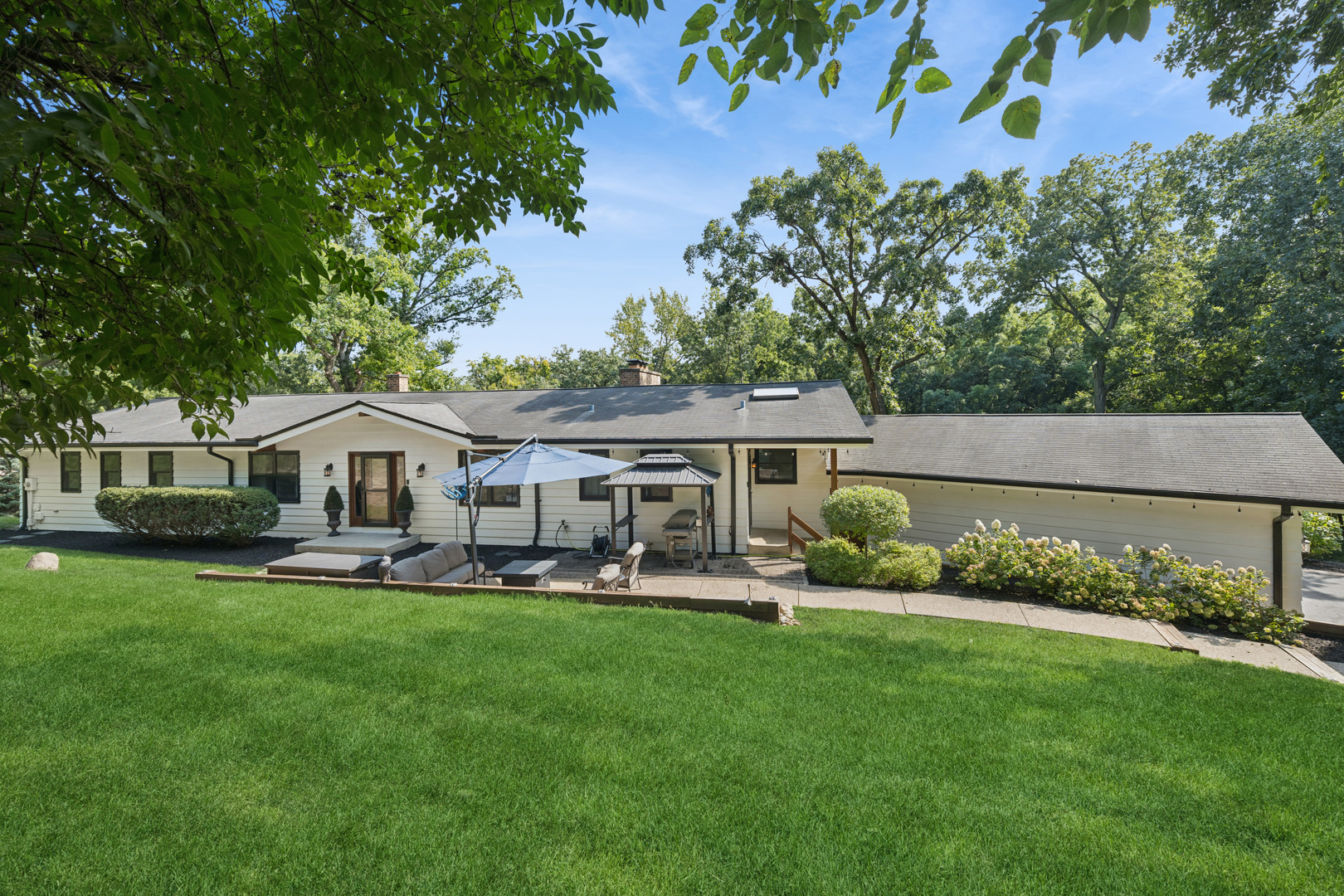 10 River Drive Property Photo 1