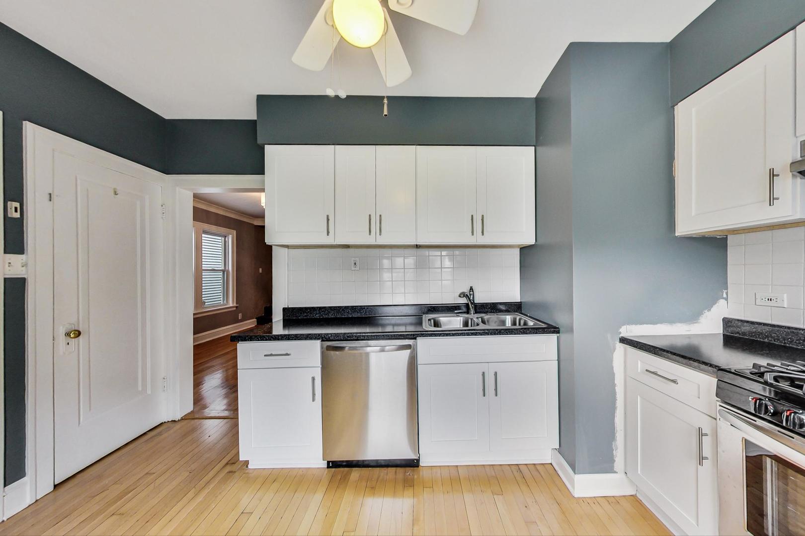 1521 W Nelson Street Property Photo 9